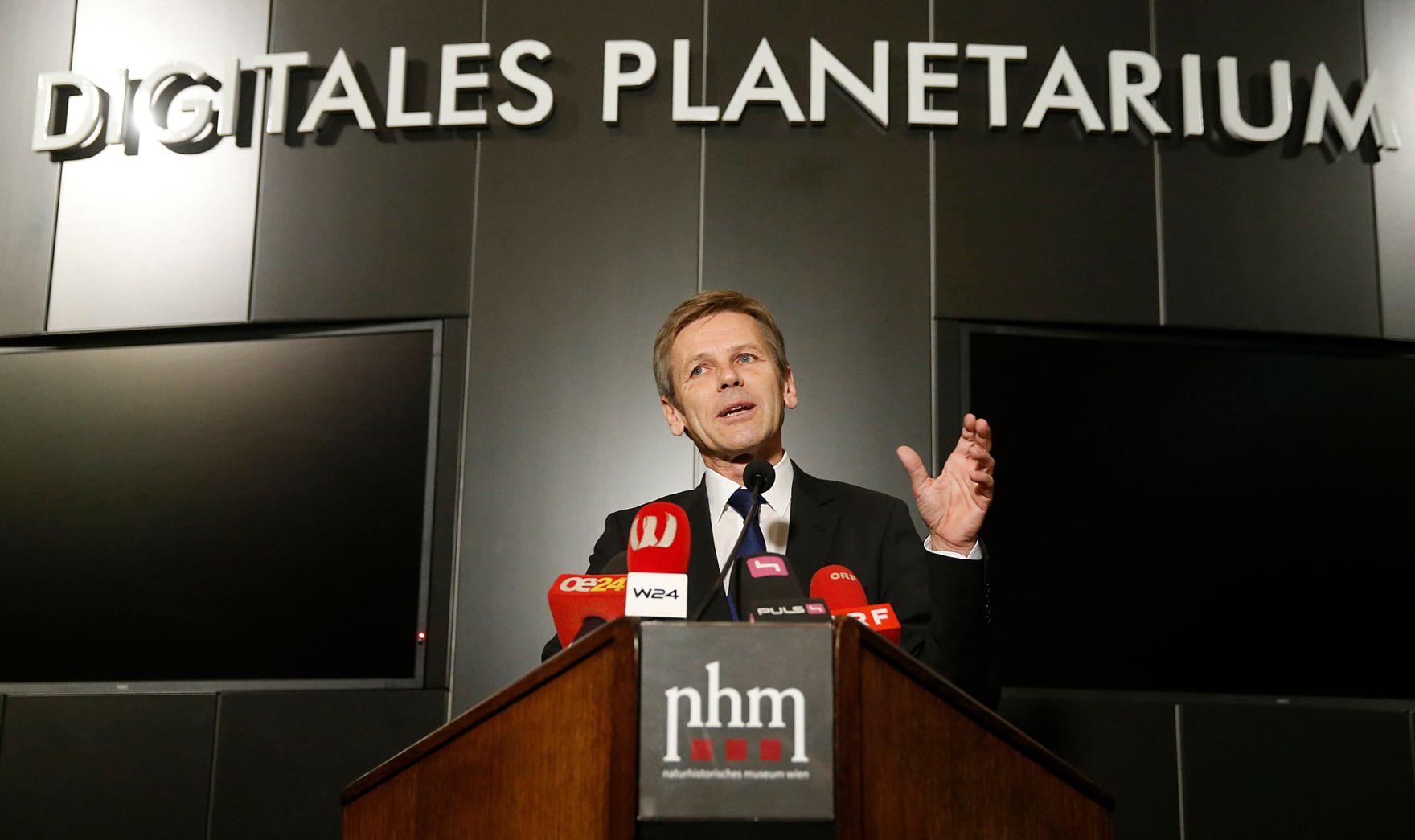 Am 11. November 2014 fand anl&auml;sslich der bevorstehenden Landung der Rosetta-Sonde &quot;Philae&quot; auf dem Kometen &quot;67P/Tschurjumow-Gerasimenko&quot; einer Pressekonferenz im Digitalen Planetarium des Naturhistorischen Museums statt. Im Bild Kunst- und Kulturminister Josef Ostermayer.