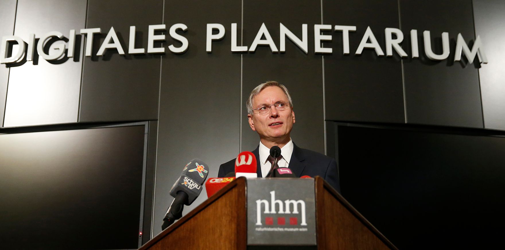 Am 11. November 2014 fand anl&auml;sslich der bevorstehenden Landung der Rosetta-Sonde &quot;Philae&quot; auf dem Kometen &quot;67P/Tschurjumow-Gerasimenko&quot; einer Pressekonferenz im Digitalen Planetarium des Naturhistorischen Museums statt. Im Bild Bundesminister f&uuml;r Verkehr, Innovation und Technologie Alois St&ouml;ger.