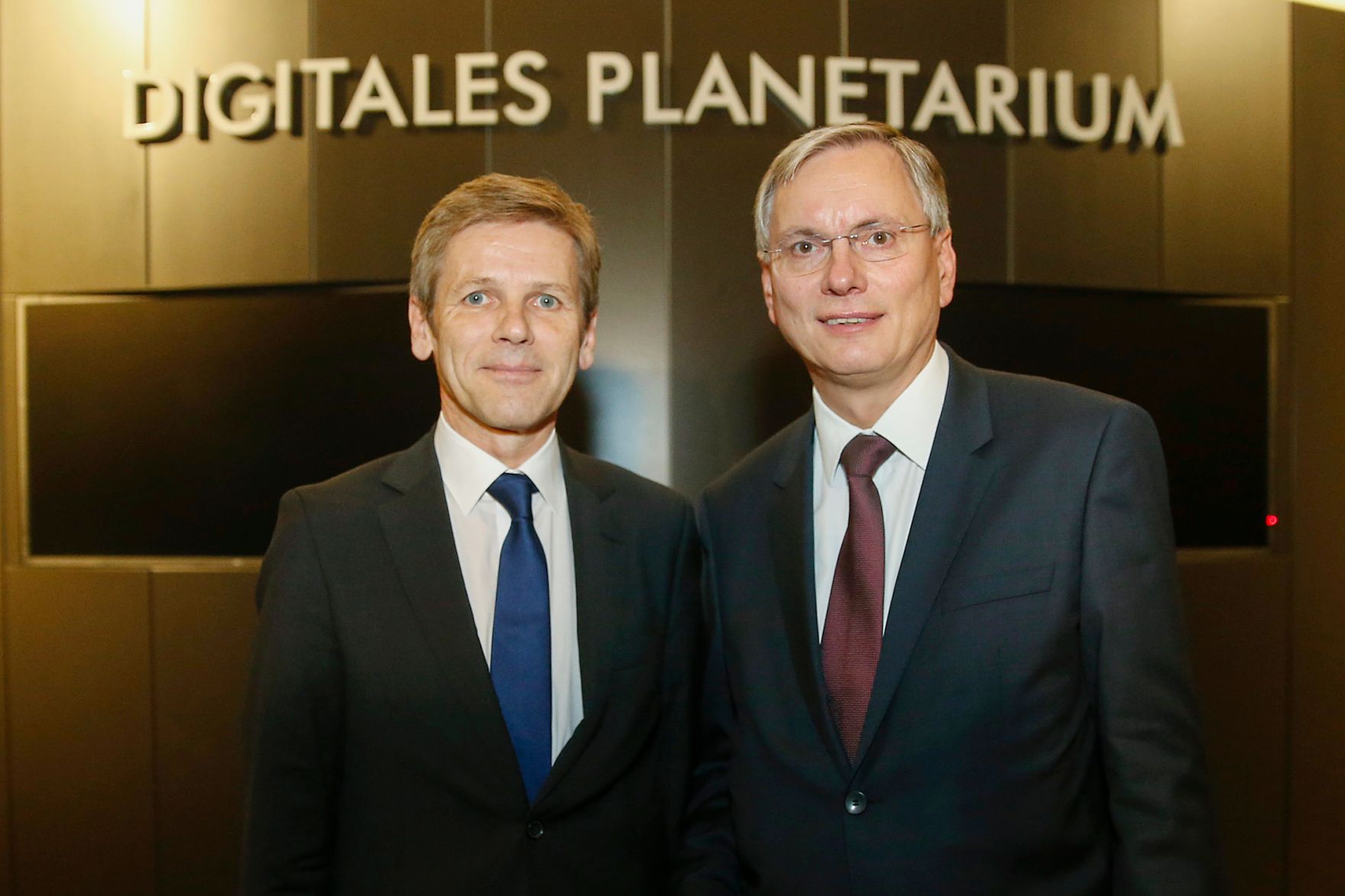 Am 11. November 2014 fand anl&auml;sslich der bevorstehenden Landung der Rosetta-Sonde &quot;Philae&quot; auf dem Kometen &quot;67P/Tschurjumow-Gerasimenko&quot; einer Pressekonferenz im Digitalen Planetarium des Naturhistorischen Museums statt. Im Bild Kunst- und Kulturminister Josef Ostermayer (l.) mit Bundesminister f&uuml;r Verkehr, Innovation und Technologie Alois St&ouml;ger (r.).