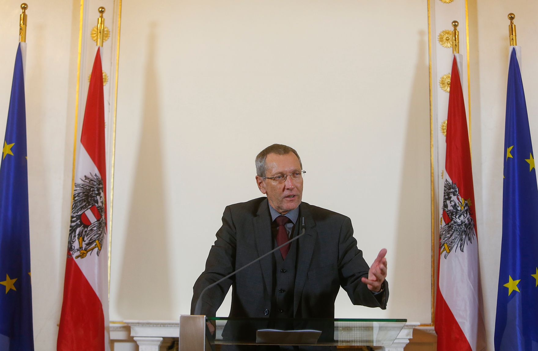 Am 11. November 2014 verlieh Kunst- und Kulturminister Josef Ostermayer den &Ouml;sterreichischen Staatspreis f&uuml;r Kulturpublizistik an Philosoph Peter Strasser. Im Bild der Laudator Konrad Paul Liessmann.