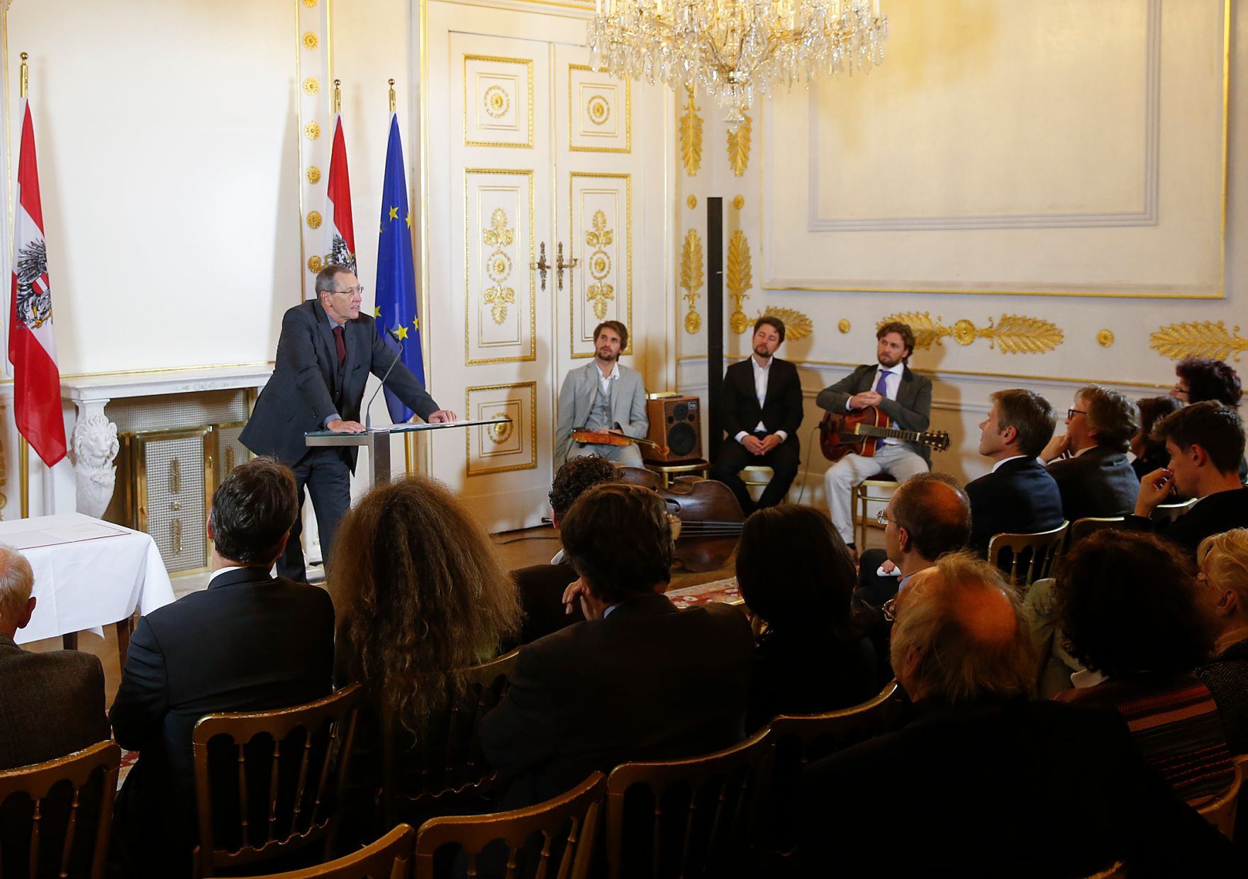 Am 11. November 2014 verlieh Kunst- und Kulturminister Josef Ostermayer den &Ouml;sterreichischen Staatspreis f&uuml;r Kulturpublizistik an Philosoph Peter Strasser. Im Bild der Laudator Konrad Paul Liessmann.