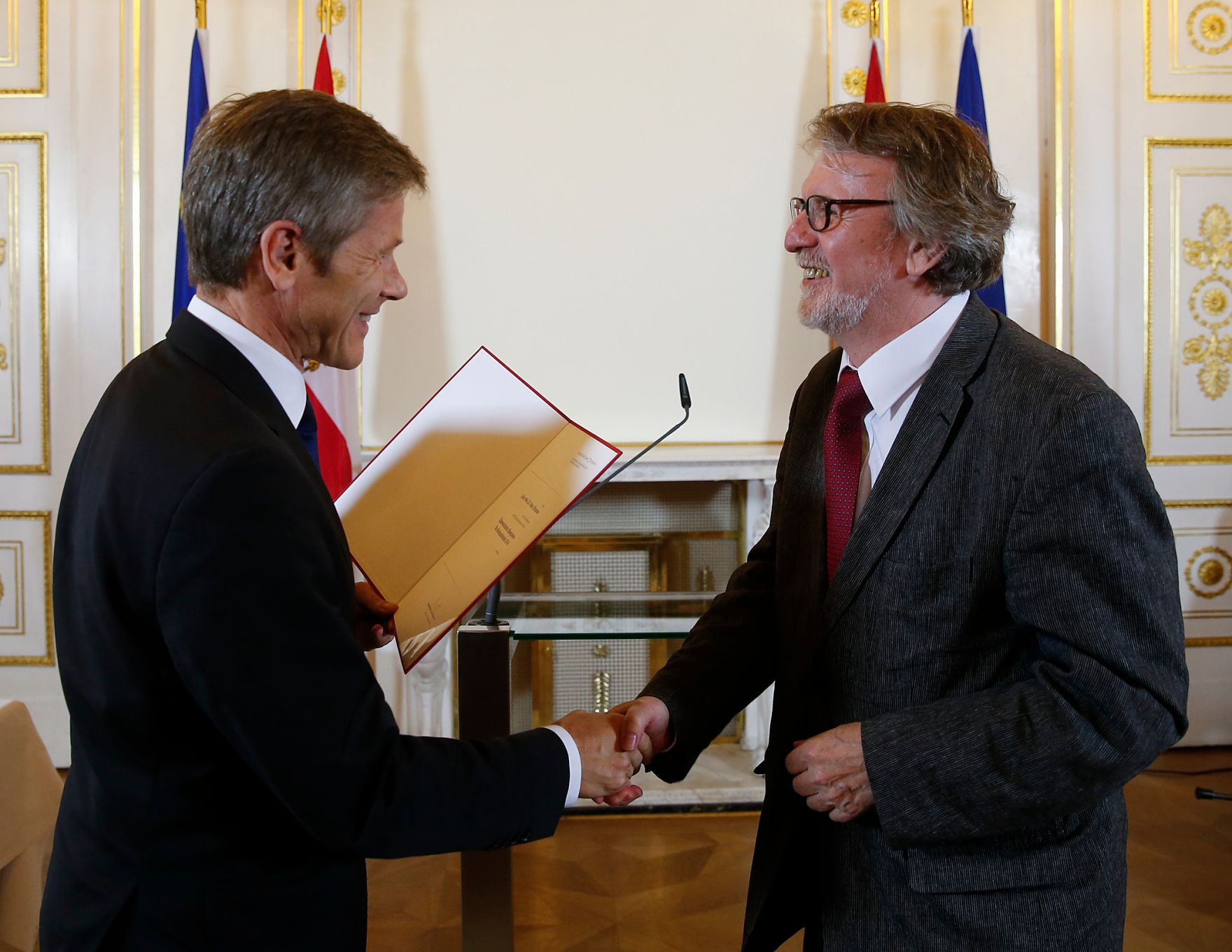 Am 11. November 2014 verlieh Kunst- und Kulturminister Josef Ostermayer (l.) den &Ouml;sterreichischen Staatspreis f&uuml;r Kulturpublizistik an Philosoph Peter Strasser (r.).