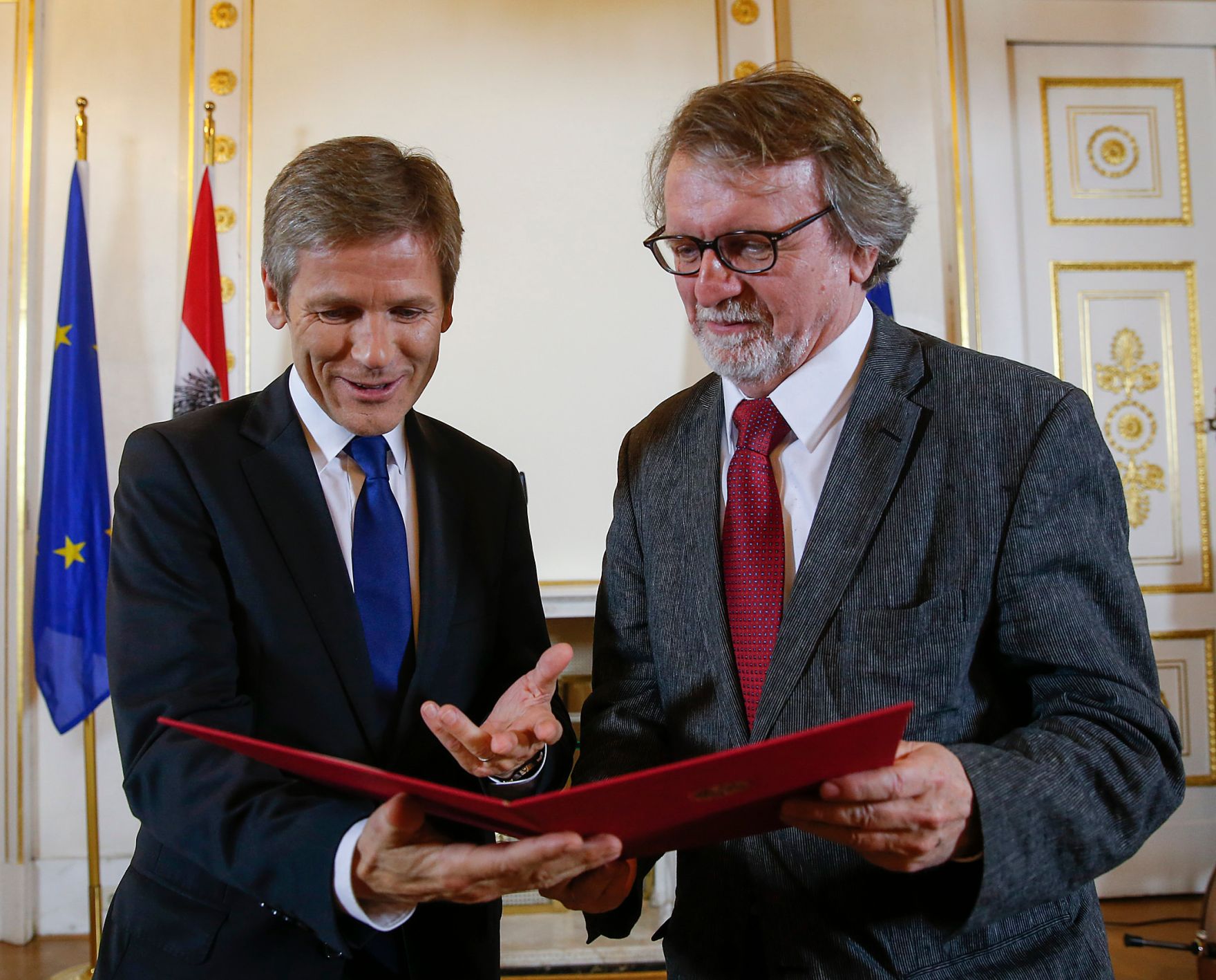 Am 11. November 2014 verlieh Kunst- und Kulturminister Josef Ostermayer (l.) den &Ouml;sterreichischen Staatspreis f&uuml;r Kulturpublizistik an Philosoph Peter Strasser (r.).