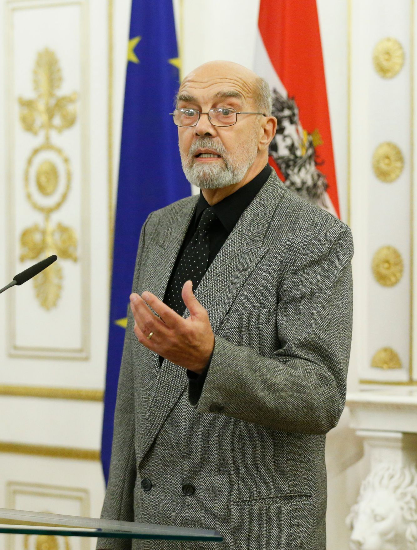 Am 12. November 2014 &uuml;berreichte Kunst- und Kulturminister Josef Ostermayer gemeinsam mit Unterrichtsministerin Gabriele Heinisch-Hosek die Urkunde mit der Jounalist Hans-Henning Scharsach (im Bild) der Berufstitel Professor verliehen wurde.