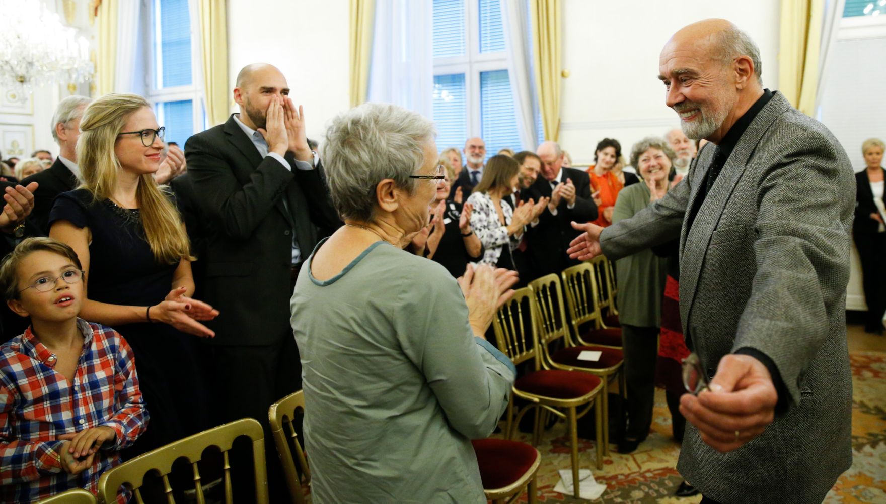 Am 12. November 2014 &uuml;berreichte Kunst- und Kulturminister Josef Ostermayer gemeinsam mit Unterrichtsministerin Gabriele Heinisch-Hosek die Urkunde mit der Jounalist Hans-Henning Scharsach (r.) der Berufstitel Professor verliehen wurde.