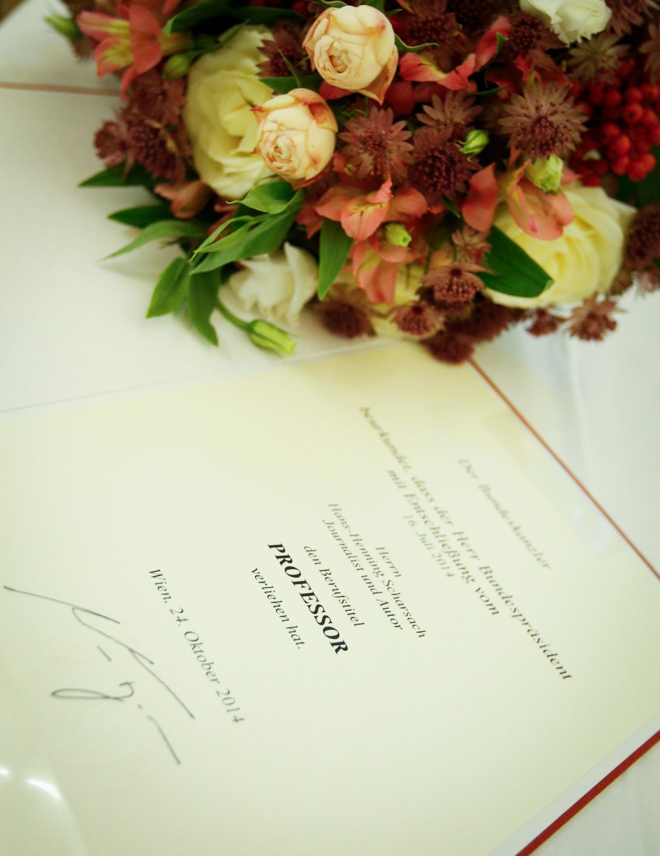 Am 12. November 2014 &uuml;berreichte Kunst- und Kulturminister Josef Ostermayer gemeinsam mit Unterrichtsministerin Gabriele Heinisch-Hosek die Urkunde mit der Jounalist Hans-Henning Scharsach der Berufstitel Professor verliehen wurde.