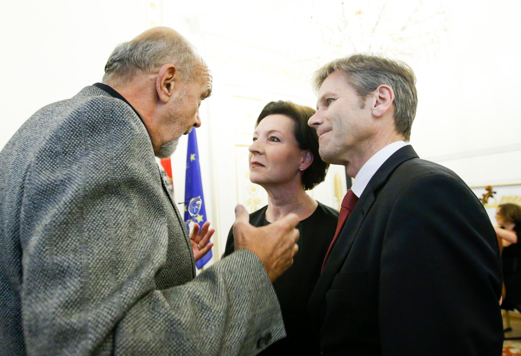 Am 12. November 2014 &uuml;berreichte Kunst- und Kulturminister Josef Ostermayer (r.) gemeinsam mit Unterrichtsministerin Gabriele Heinisch-Hosek (m.) die Urkunde mit der Jounalist Hans-Henning Scharsach (l.) der Berufstitel Professor verliehen wurde.