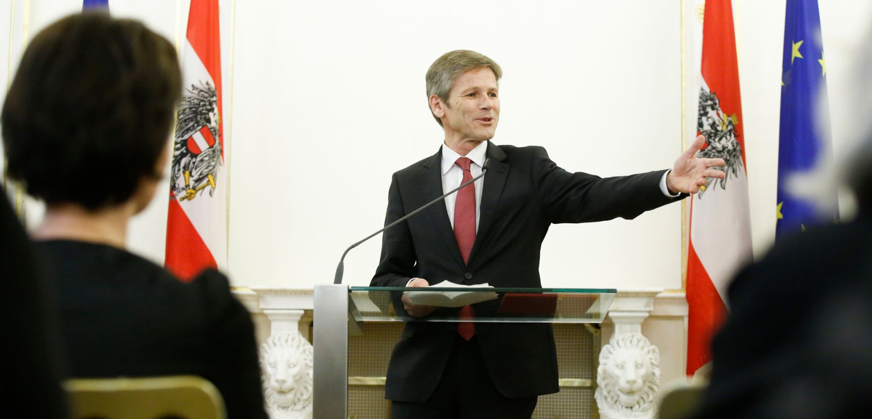 Am 12. November 2014 &uuml;berreichte Kunst- und Kulturminister Josef Ostermayer (im Bild) gemeinsam mit Unterrichtsministerin Gabriele Heinisch-Hosek die Urkunde mit der Jounalist Hans-Henning Scharsach der Berufstitel Professor verliehen wurde.