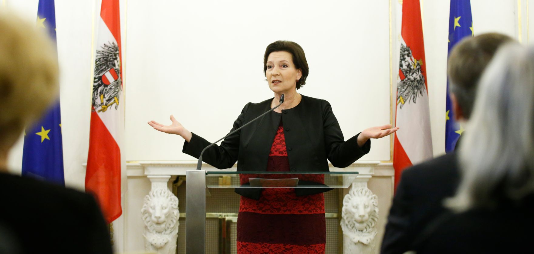 Am 12. November 2014 &uuml;berreichte Kunst- und Kulturminister Josef Ostermayer gemeinsam mit Unterrichtsministerin Gabriele Heinisch-Hosek (im Bild) die Urkunde mit der Jounalist Hans-Henning Scharsach der Berufstitel Professor verliehen wurde.