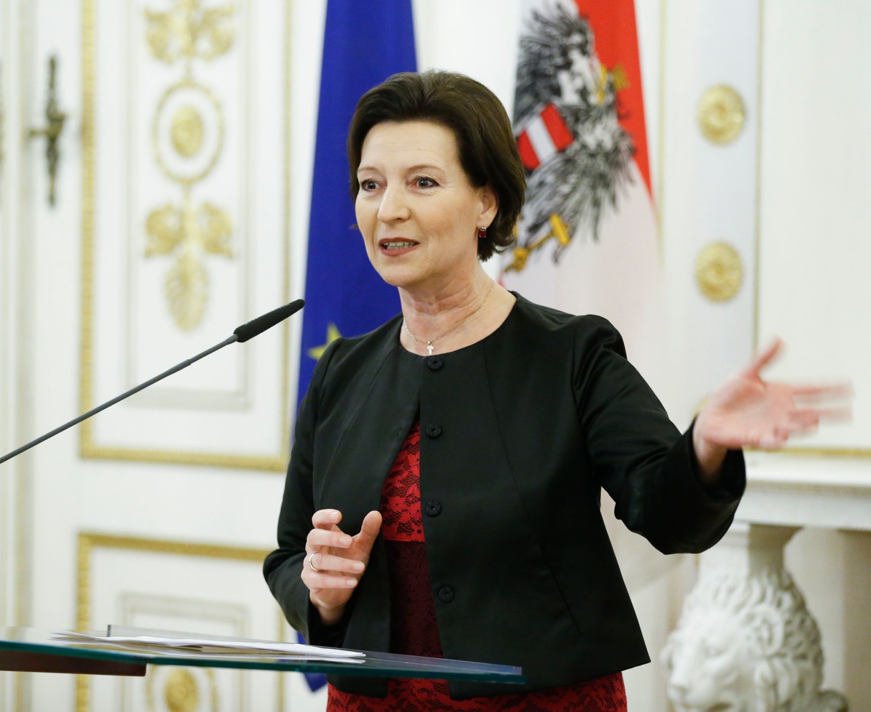 Am 12. November 2014 &uuml;berreichte Kunst- und Kulturminister Josef Ostermayer gemeinsam mit Unterrichtsministerin Gabriele Heinisch-Hosek (im Bild) die Urkunde mit der Jounalist Hans-Henning Scharsach der Berufstitel Professor verliehen wurde.