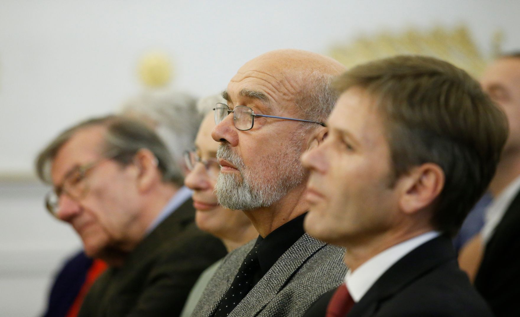 Am 12. November 2014 &uuml;berreichte Kunst- und Kulturminister Josef Ostermayer (r.) gemeinsam mit Unterrichtsministerin Gabriele Heinisch-Hosek die Urkunde mit der Jounalist Hans-Henning Scharsach (l.) der Berufstitel Professor verliehen wurde.