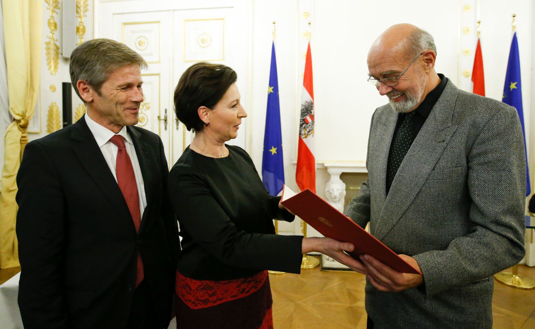 Am 12. November 2014 &uuml;berreichte Kunst- und Kulturminister Josef Ostermayer (l.) gemeinsam mit Unterrichtsministerin Gabriele Heinisch-Hosek (m.) die Urkunde mit der Jounalist Hans-Henning Scharsach (r.) der Berufstitel Professor verliehen wurde.