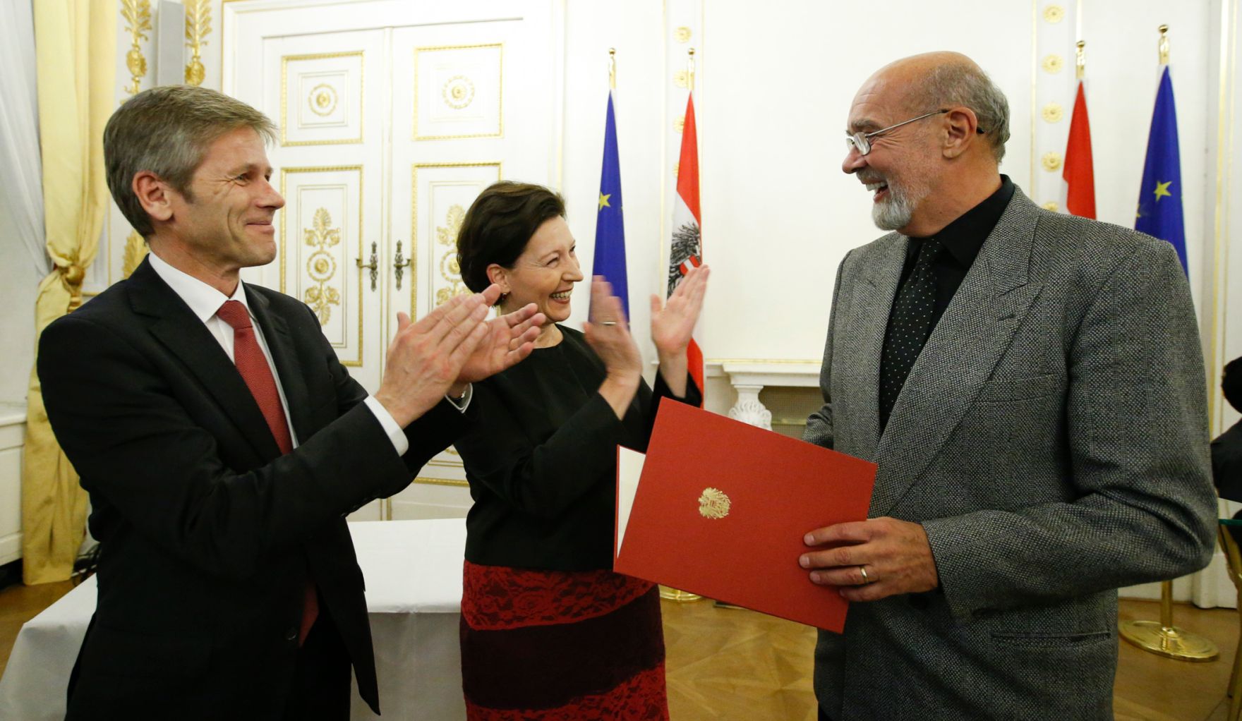 Am 12. November 2014 &uuml;berreichte Kunst- und Kulturminister Josef Ostermayer (l.) gemeinsam mit Unterrichtsministerin Gabriele Heinisch-Hosek (m.) die Urkunde mit der Jounalist Hans-Henning Scharsach (r.) der Berufstitel Professor verliehen wurde.