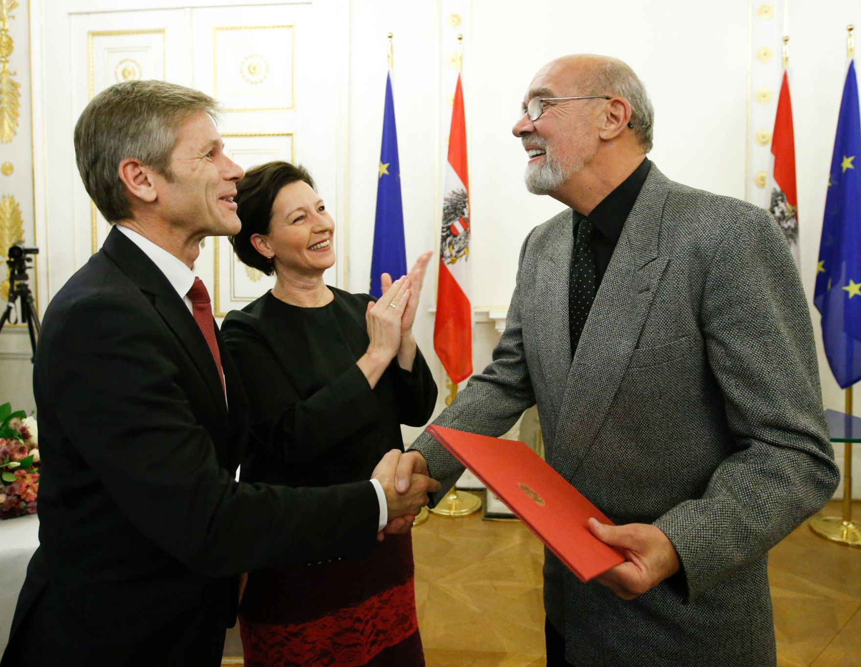 Am 12. November 2014 &uuml;berreichte Kunst- und Kulturminister Josef Ostermayer (l.) gemeinsam mit Unterrichtsministerin Gabriele Heinisch-Hosek (m.) die Urkunde mit der Jounalist Hans-Henning Scharsach (r.) der Berufstitel Professor verliehen wurde.