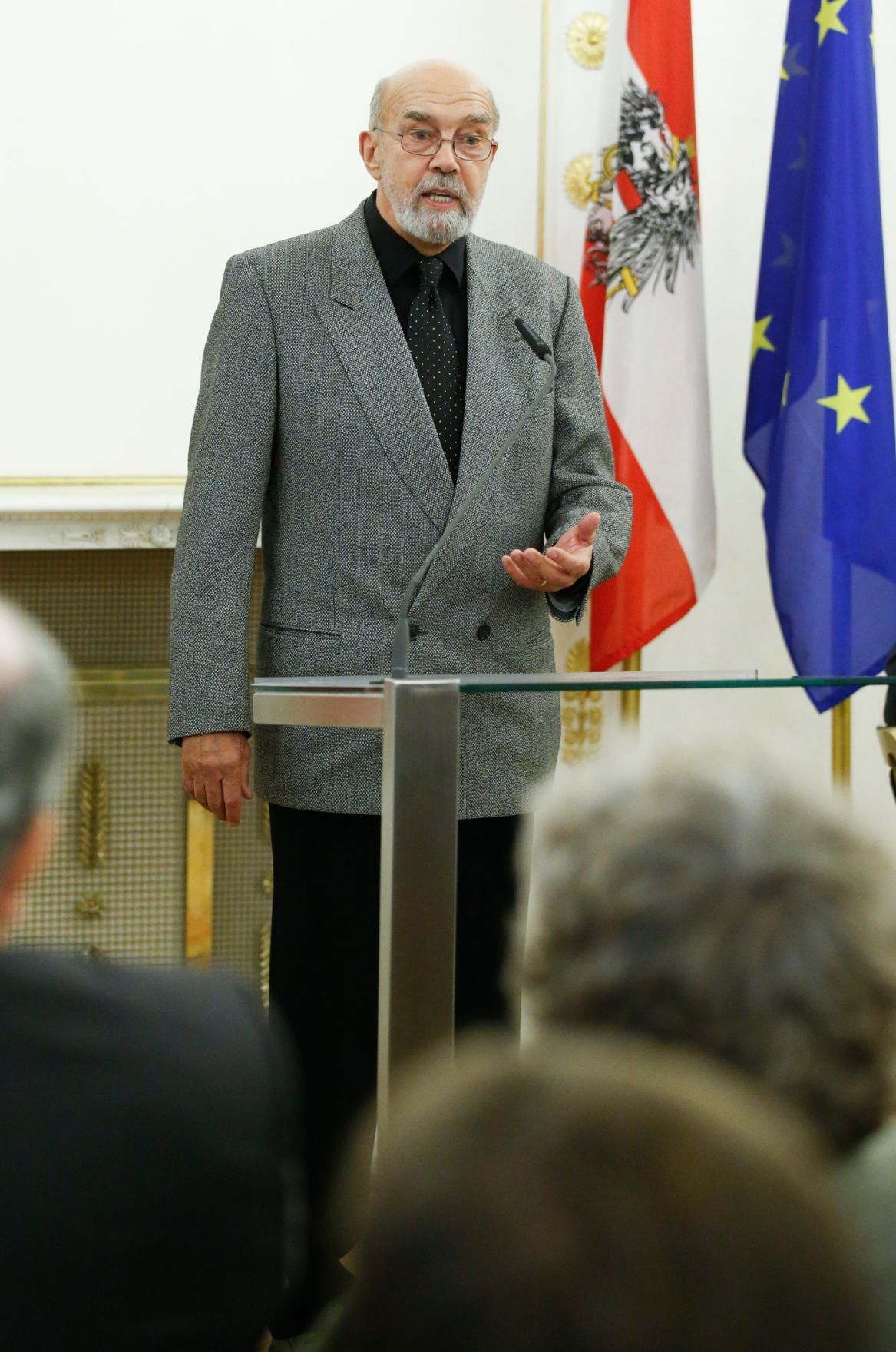 Am 12. November 2014 &uuml;berreichte Kunst- und Kulturminister Josef Ostermayer gemeinsam mit Unterrichtsministerin Gabriele Heinisch-Hosek die Urkunde mit der Jounalist Hans-Henning Scharsach (im Bild) der Berufstitel Professor verliehen wurde.