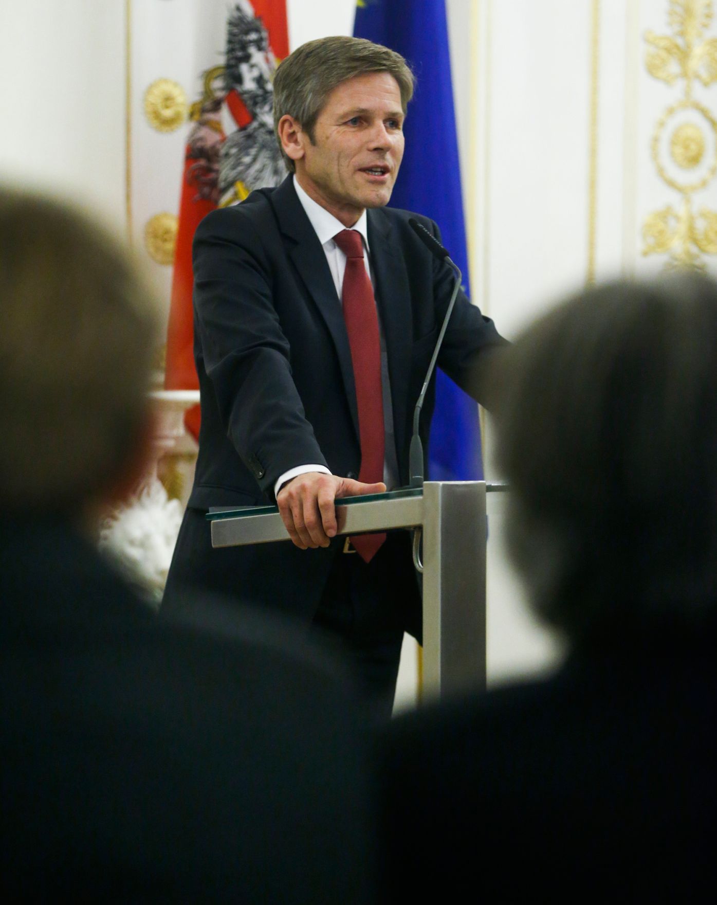 Am 21. November 2014 &uuml;berreichte Kunst- und Kulturminister Josef Ostermayer (im Bild) das &Ouml;sterreichische Ehrenkreuz f&uuml;r Wissenschaft und Kunst an Friedrich Achleitner.