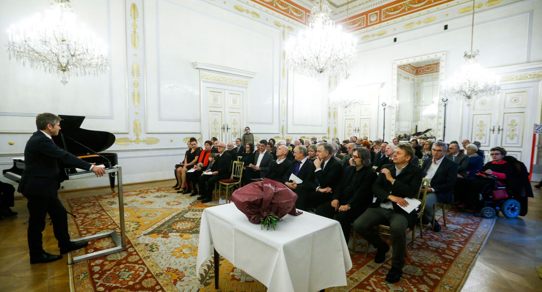 Am 21. November 2014 &uuml;berreichte Kunst- und Kulturminister Josef Ostermayer das &Ouml;sterreichische Ehrenkreuz f&uuml;r Wissenschaft und Kunst an Friedrich Achleitner.