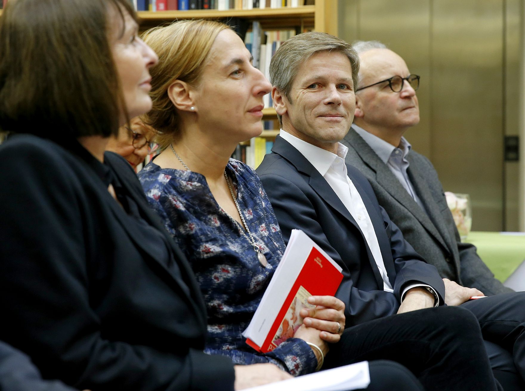 Am 23. November 2014 &uuml;berreichte Kunst- und Kulturminister Josef Ostermayer (m.r.) den Erich Fried Preis 2014 an Judith Hermann (m.l.).