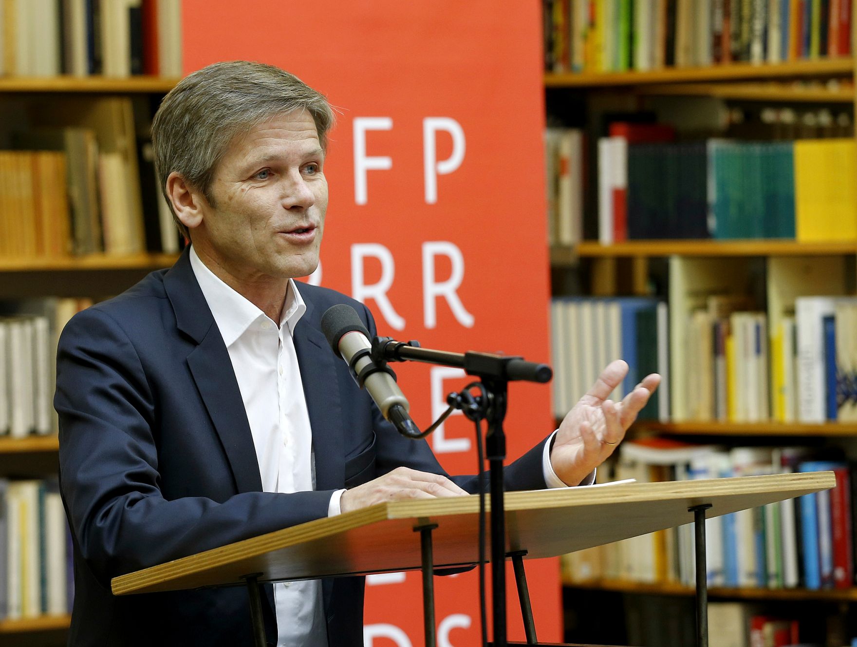 Am 23. November 2014 &uuml;berreichte Kunst- und Kulturminister Josef Ostermayer (im Bild) den Erich Fried Preis 2014 an Judith Hermann.