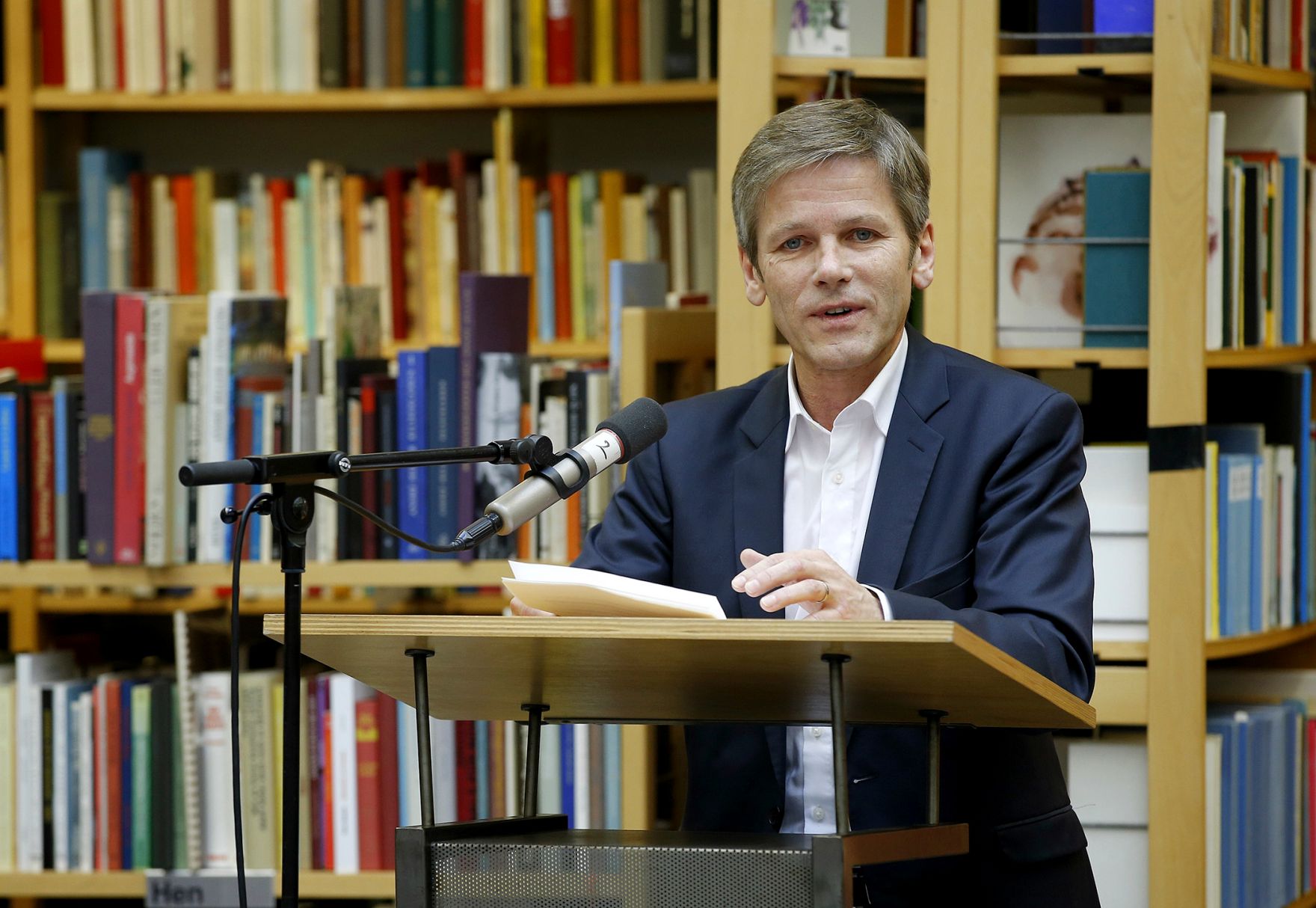 Am 23. November 2014 &uuml;berreichte Kunst- und Kulturminister Josef Ostermayer (im Bild) den Erich Fried Preis 2014 an Judith Hermann.