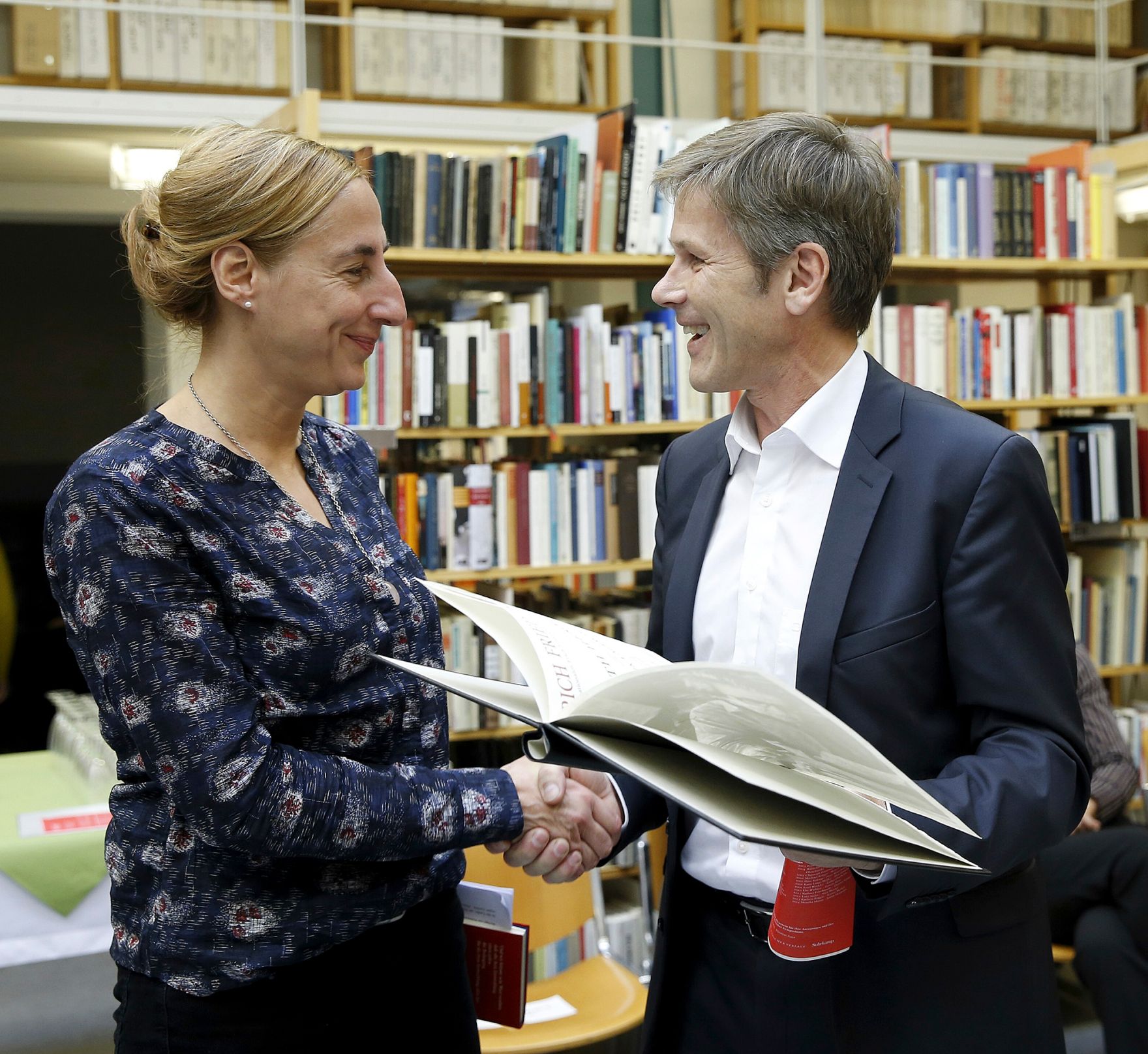 Am 23. November 2014 &uuml;berreichte Kunst- und Kulturminister Josef Ostermayer (r.) den Erich Fried Preis 2014 an Judith Hermann (l.).