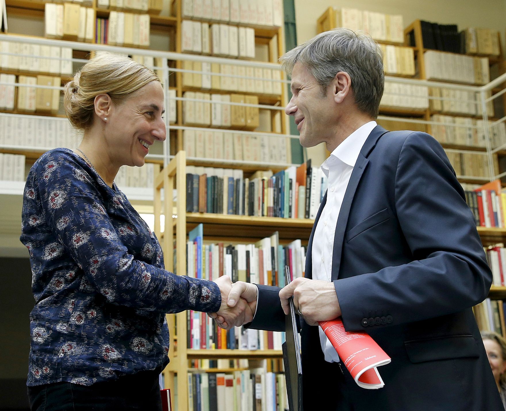 Am 23. November 2014 &uuml;berreichte Kunst- und Kulturminister Josef Ostermayer (r.) den Erich Fried Preis 2014 an Judith Hermann (l.).