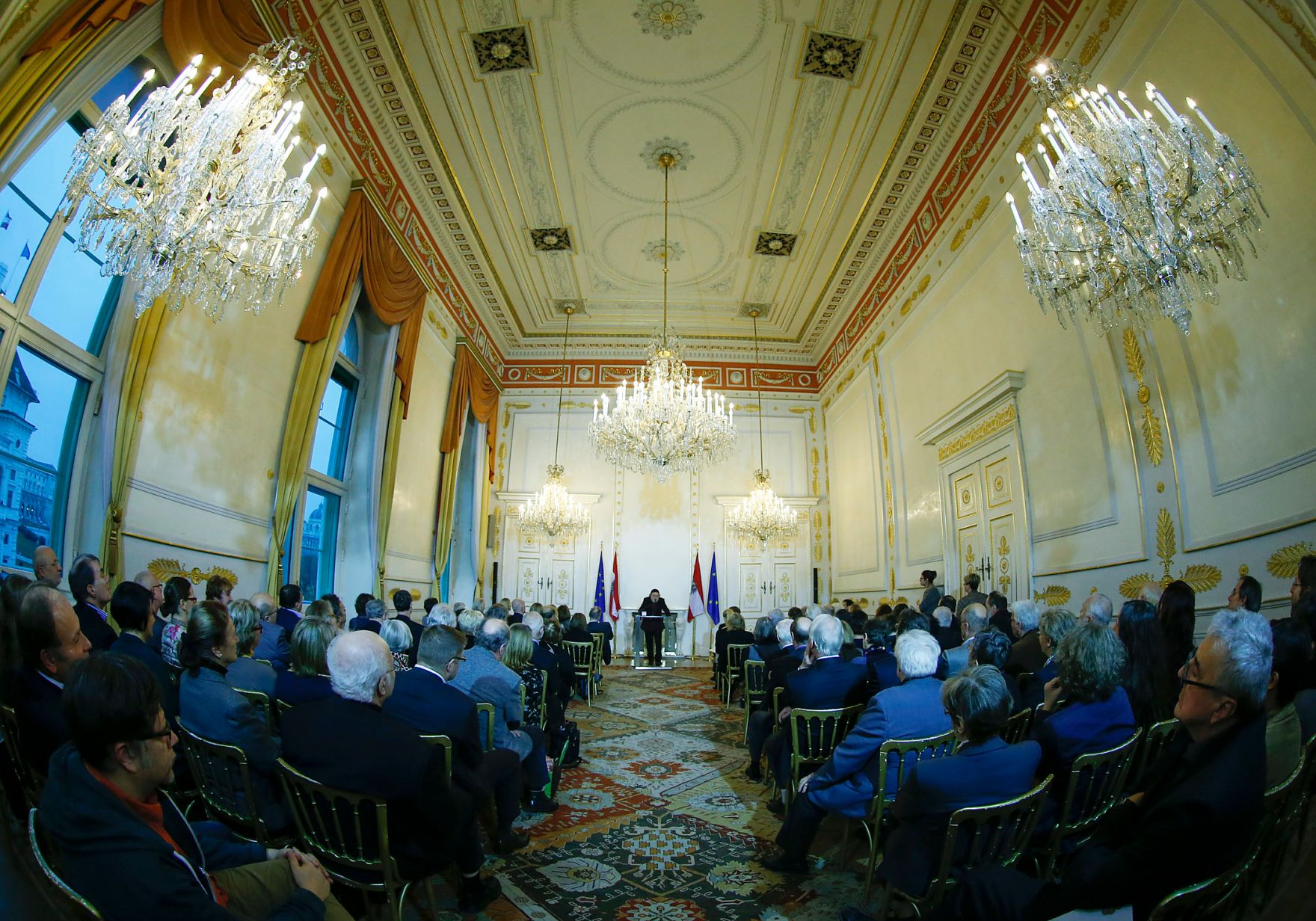 Am 27. November 2014 &uuml;berreichte Kunst- und Kulturminister Josef Ostermayer das &Ouml;sterreichische Ehrenkreuz f&uuml;r Wissenschaft und Kunst I. Klasse an den Schriftsteller Peter Henisch.