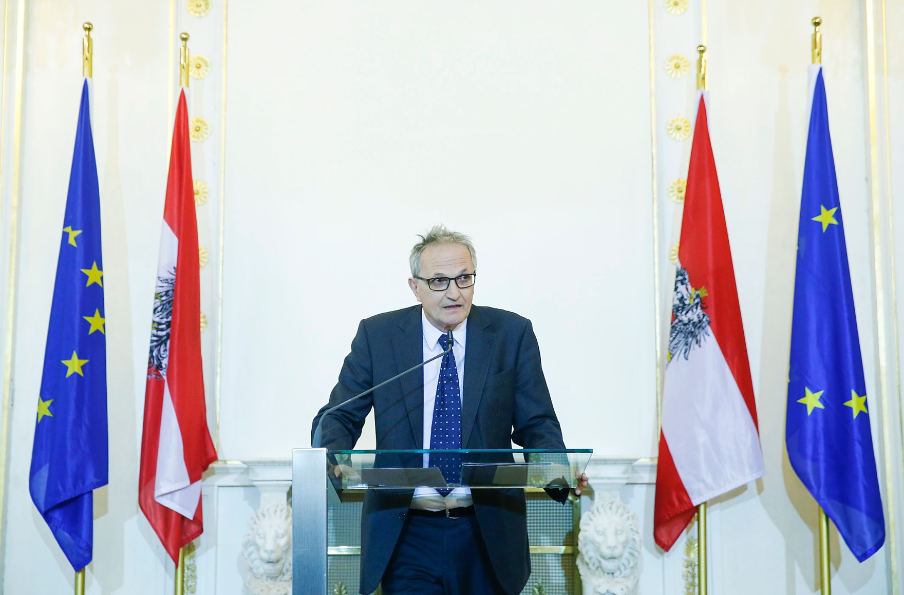 Am 27. November 2014 &uuml;berreichte Kunst- und Kulturminister Josef Ostermayer das &Ouml;sterreichische Ehrenkreuz f&uuml;r Wissenschaft und Kunst I. Klasse an den Schriftsteller Peter Henisch. Im Bild der Laudator Anton Thuswalder.