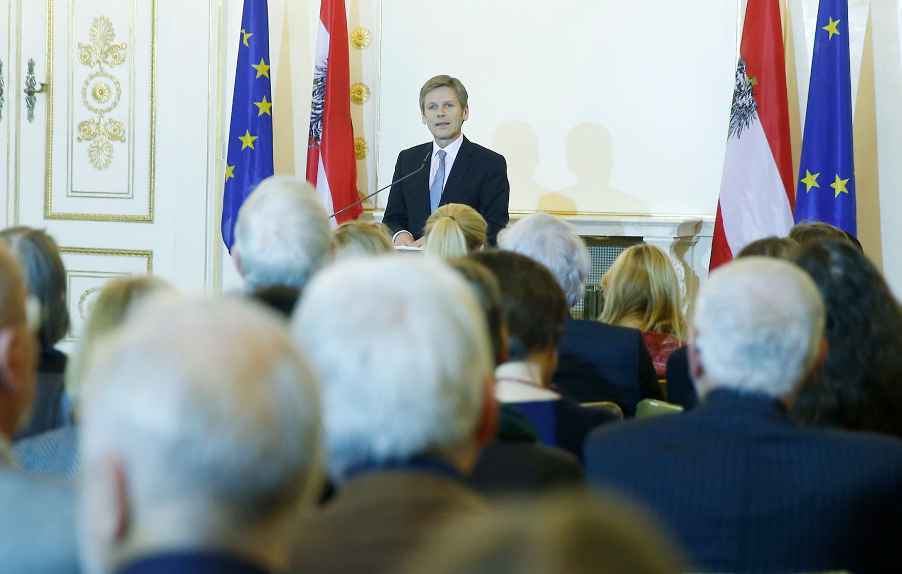 Am 27. November 2014 &uuml;berreichte Kunst- und Kulturminister Josef Ostermayer (im Bild) das &Ouml;sterreichische Ehrenkreuz f&uuml;r Wissenschaft und Kunst I. Klasse an den Schriftsteller Peter Henisch.