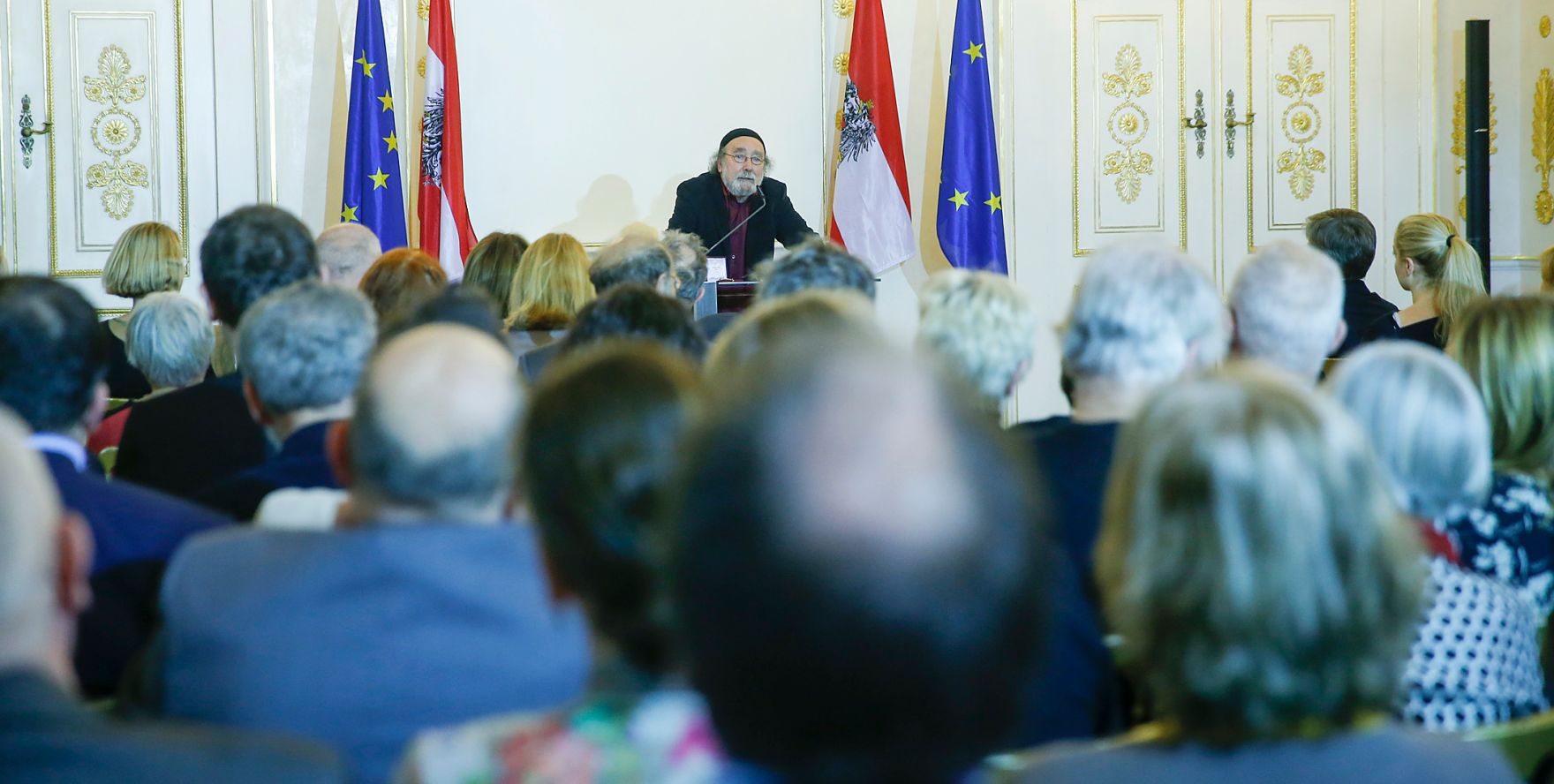 Am 27. November 2014 &uuml;berreichte Kunst- und Kulturminister Josef Ostermayer das &Ouml;sterreichische Ehrenkreuz f&uuml;r Wissenschaft und Kunst I. Klasse an den Schriftsteller Peter Henisch (im Bild).