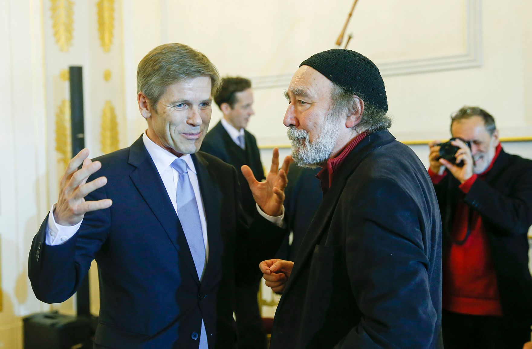 Am 27. November 2014 &uuml;berreichte Kunst- und Kulturminister Josef Ostermayer (l.) das &Ouml;sterreichische Ehrenkreuz f&uuml;r Wissenschaft und Kunst I. Klasse an den Schriftsteller Peter Henisch (r.).