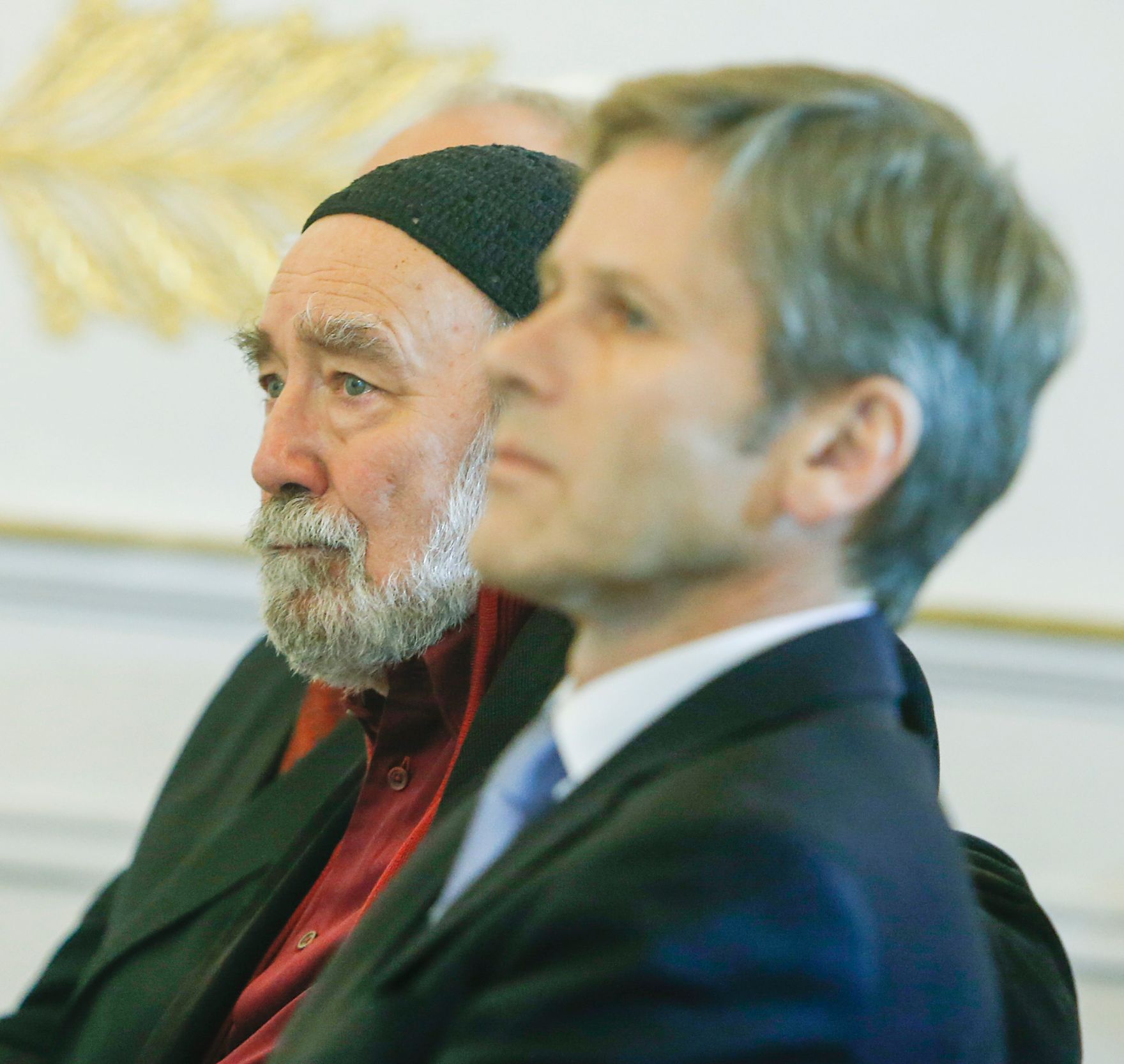 Am 27. November 2014 &uuml;berreichte Kunst- und Kulturminister Josef Ostermayer (r.) das &Ouml;sterreichische Ehrenkreuz f&uuml;r Wissenschaft und Kunst I. Klasse an den Schriftsteller Peter Henisch (l.).