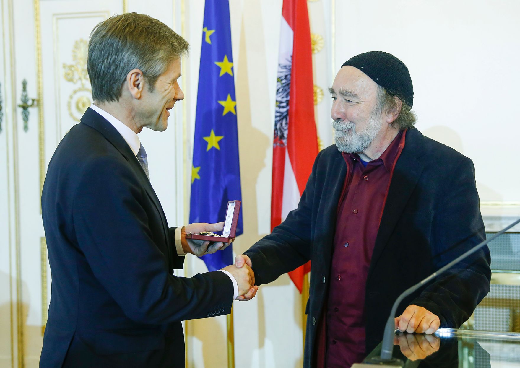 Am 27. November 2014 &uuml;berreichte Kunst- und Kulturminister Josef Ostermayer (l.) das &Ouml;sterreichische Ehrenkreuz f&uuml;r Wissenschaft und Kunst I. Klasse an den Schriftsteller Peter Henisch (r.).