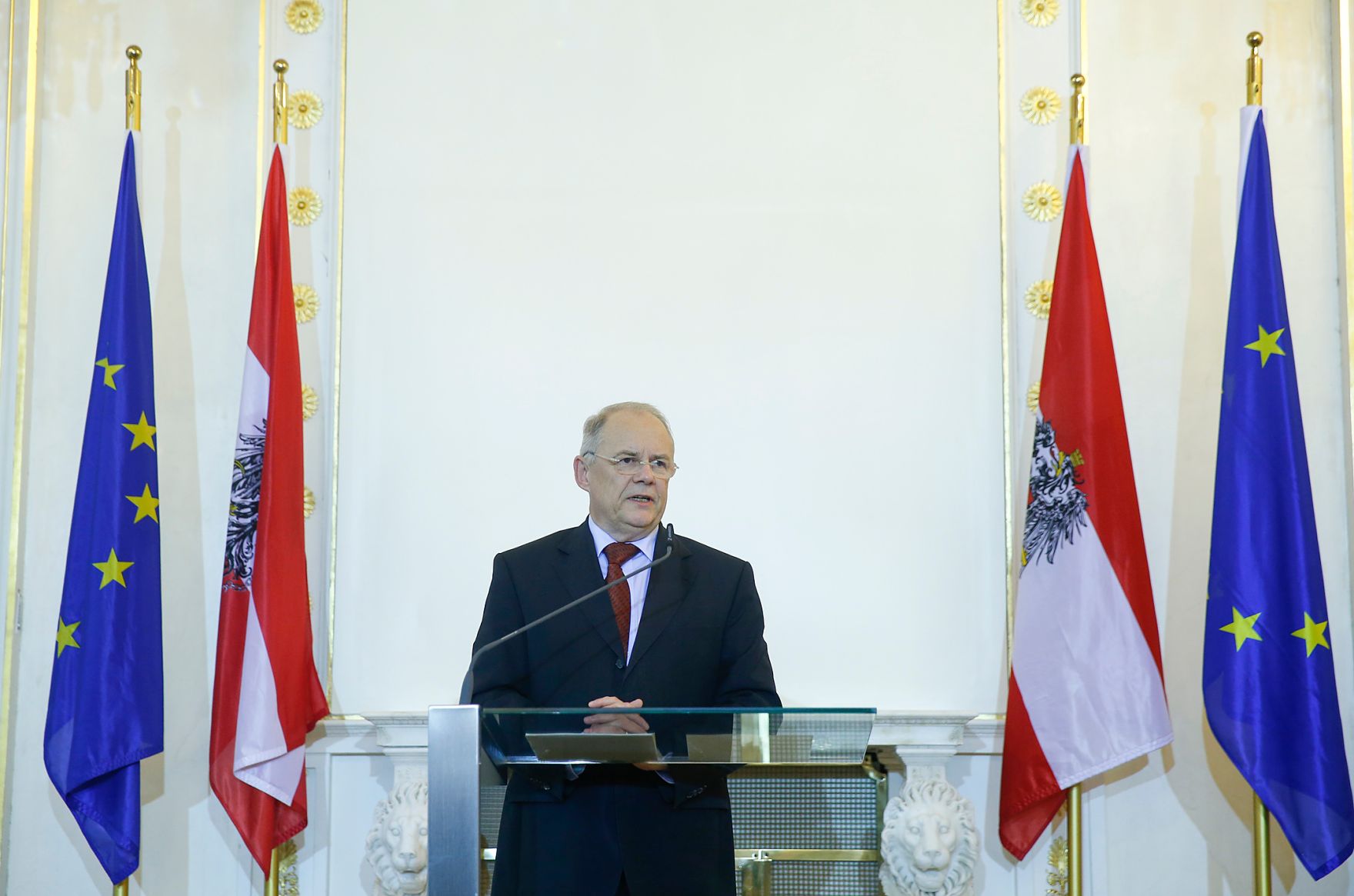 Am 27. November 2014 &uuml;berreichte Kunst- und Kulturminister Josef Ostermayer das &Ouml;sterreichische Ehrenkreuz f&uuml;r Wissenschaft und Kunst I. Klasse an den Schriftsteller Peter Henisch. Im Bild Sektionschef Manfred Matzka.