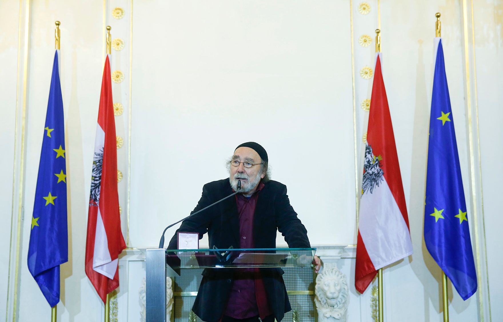 Am 27. November 2014 &uuml;berreichte Kunst- und Kulturminister Josef Ostermayer das &Ouml;sterreichische Ehrenkreuz f&uuml;r Wissenschaft und Kunst I. Klasse an den Schriftsteller Peter Henisch (im Bild).