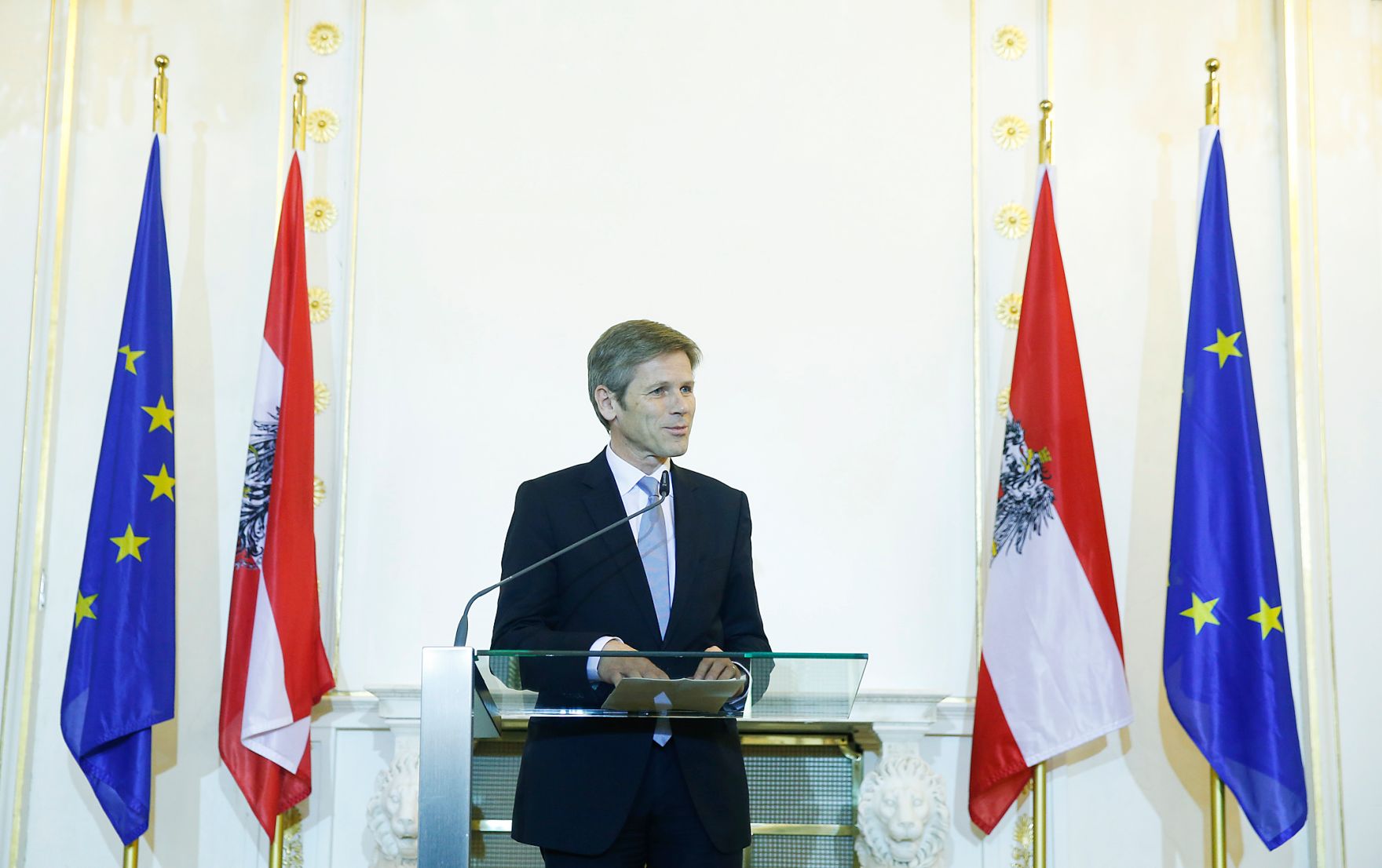 Am 27. November 2014 &uuml;berreichte Kunst- und Kulturminister Josef Ostermayer (im Bild) das &Ouml;sterreichische Ehrenkreuz f&uuml;r Wissenschaft und Kunst I. Klasse an den Schriftsteller Peter Henisch.