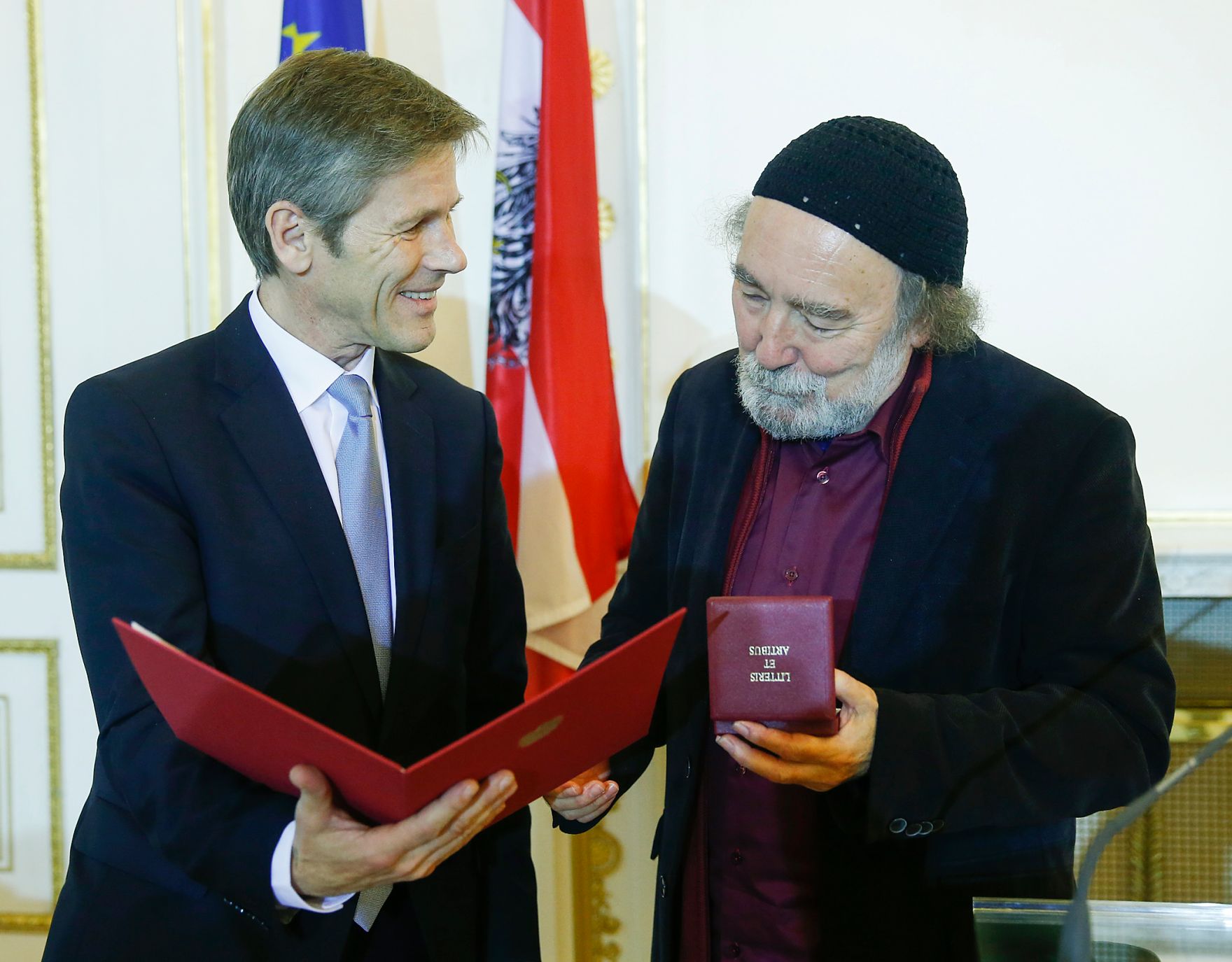 Am 27. November 2014 &uuml;berreichte Kunst- und Kulturminister Josef Ostermayer (l.) das &Ouml;sterreichische Ehrenkreuz f&uuml;r Wissenschaft und Kunst I. Klasse an den Schriftsteller Peter Henisch (r.).