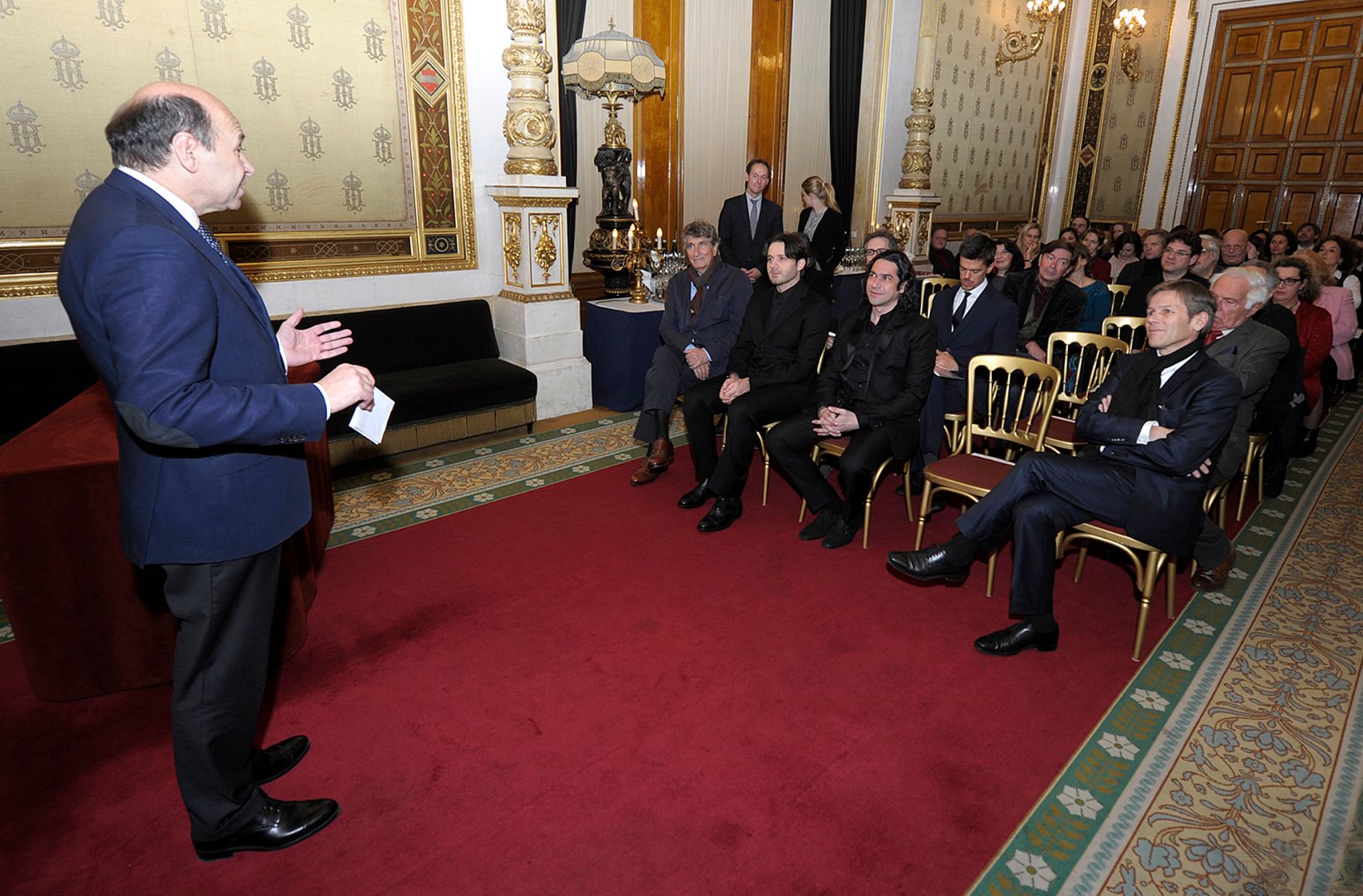 Am 3. Dezember 2014 &uuml;berreichte Kunst- und Kulturminister Josef Ostermayer die Urkunde, mit der S&auml;nger Ildebrando D&rsquo;Arcangelo der Berufstitel Kammers&auml;nger verliehen wurde. Im Bild Dominique Meyer (l.), Direktor der Wiener Staatsoper.