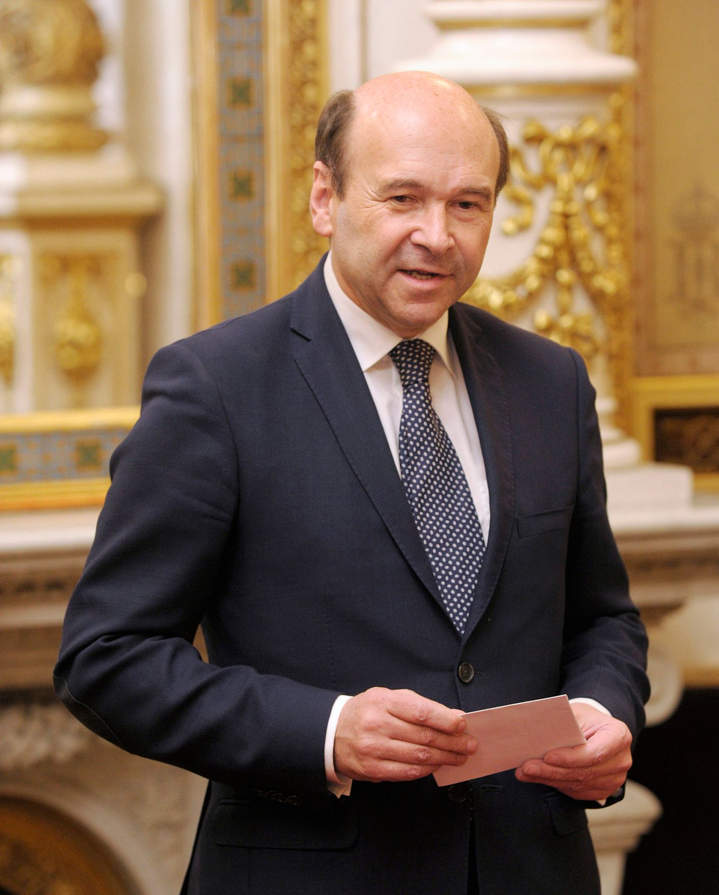 Am 3. Dezember 2014 &uuml;berreichte Kunst- und Kulturminister Josef Ostermayer die Urkunde, mit der S&auml;nger Ildebrando D&rsquo;Arcangelo der Berufstitel Kammers&auml;nger verliehen wurde. Im Bild Dominique Meyer, Direktor der Wiener Staatsoper.