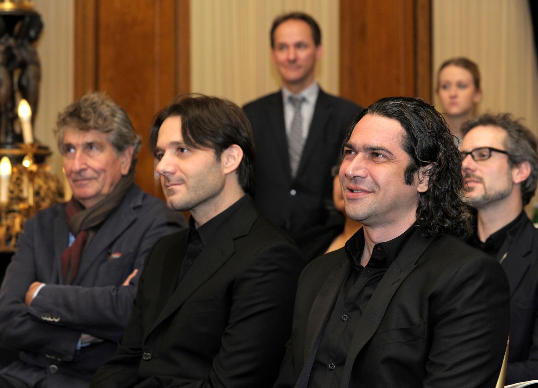 Am 3. Dezember 2014 &uuml;berreichte Kunst- und Kulturminister Josef Ostermayer die Urkunde, mit der S&auml;nger Ildebrando D&rsquo;Arcangelo (r.) der Berufstitel Kammers&auml;nger verliehen wurde.