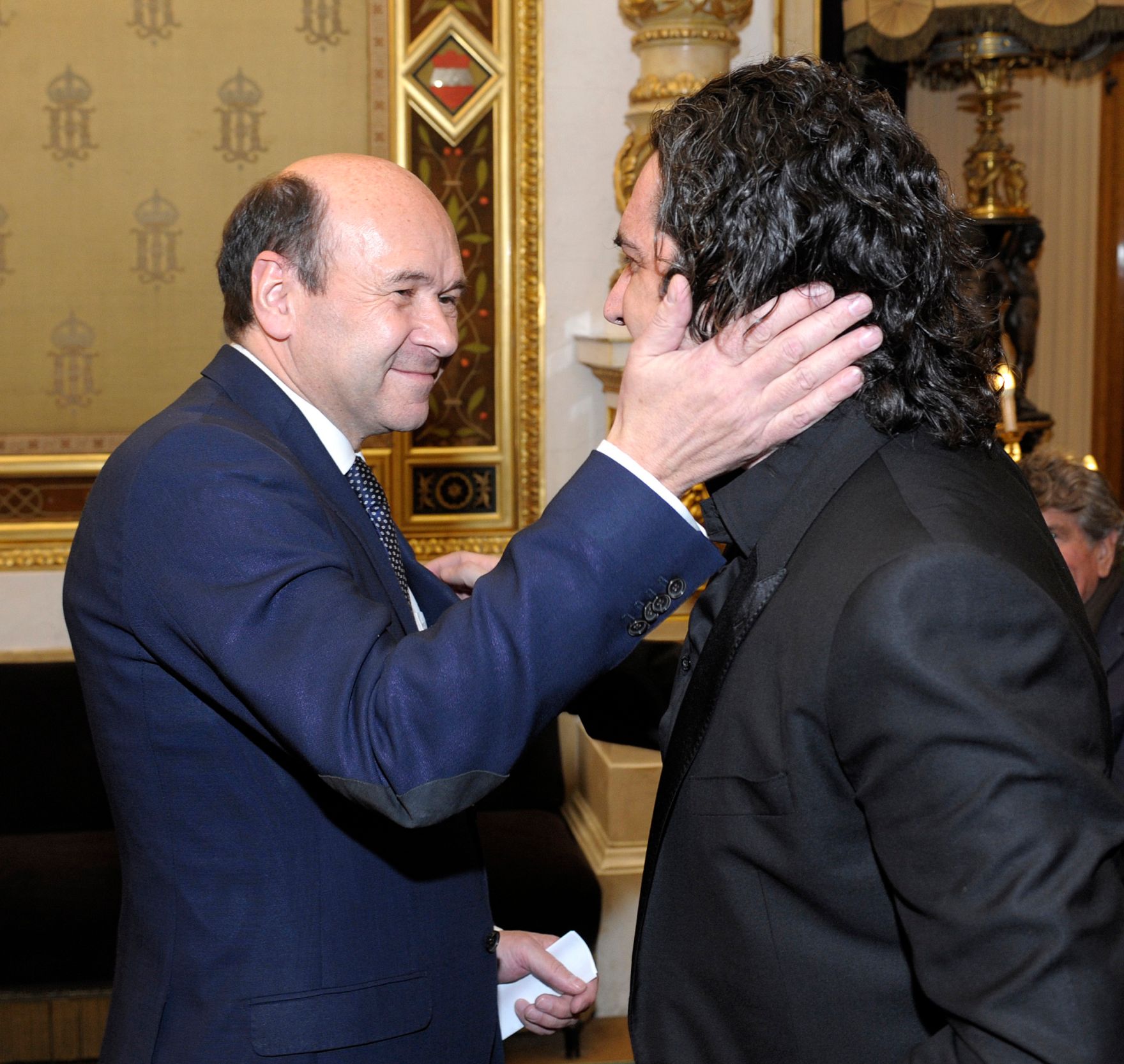 Am 3. Dezember 2014 &uuml;berreichte Kunst- und Kulturminister Josef Ostermayer die Urkunde, mit der S&auml;nger Ildebrando D&rsquo;Arcangelo der Berufstitel Kammers&auml;nger verliehen wurde. Im Bild der Kammers&auml;nger (r.) mit Dominique Meyer (l.).