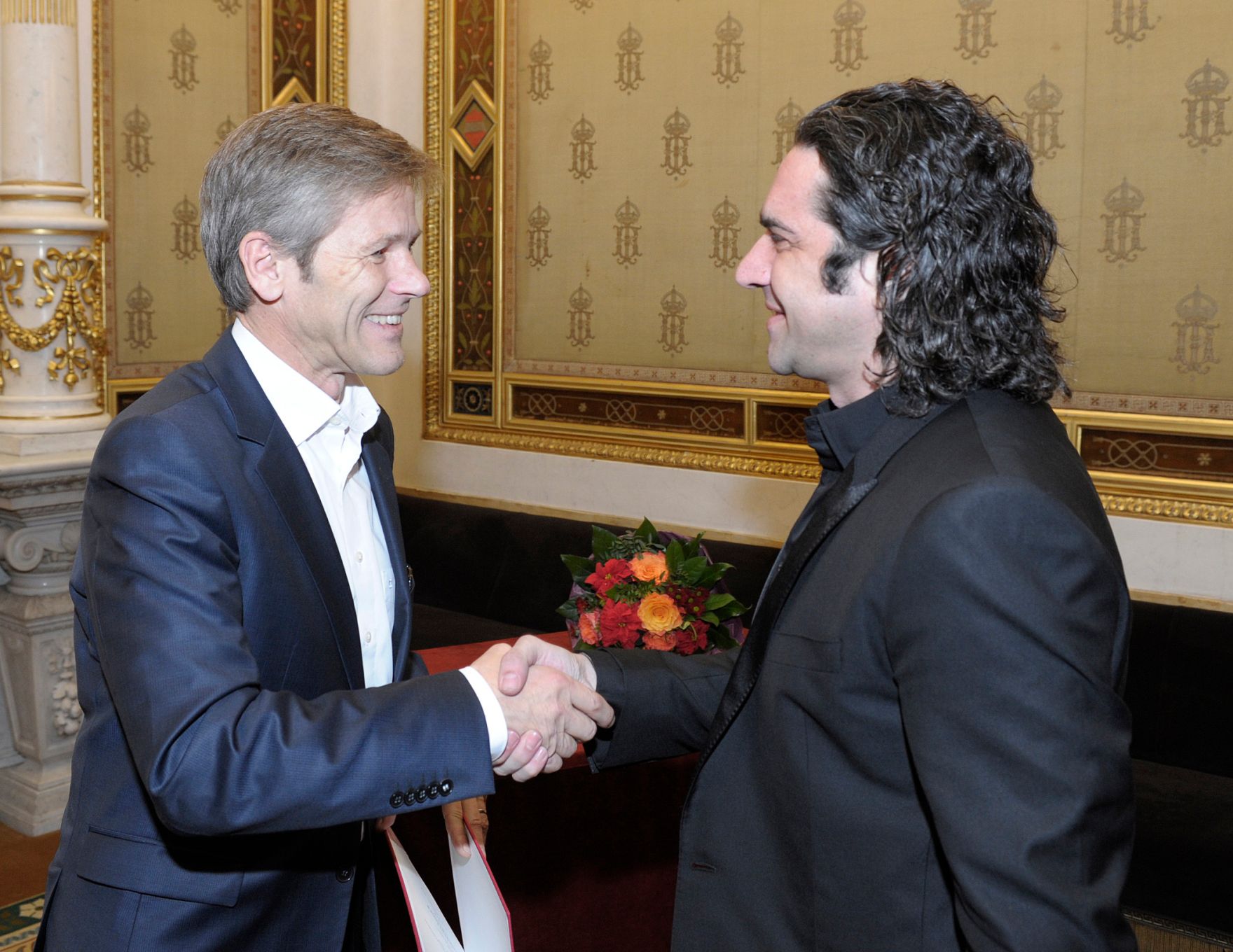 Am 3. Dezember 2014 &uuml;berreichte Kunst- und Kulturminister Josef Ostermayer (l.) die Urkunde, mit der S&auml;nger Ildebrando D&rsquo;Arcangelo (r.) der Berufstitel Kammers&auml;nger verliehen wurde.