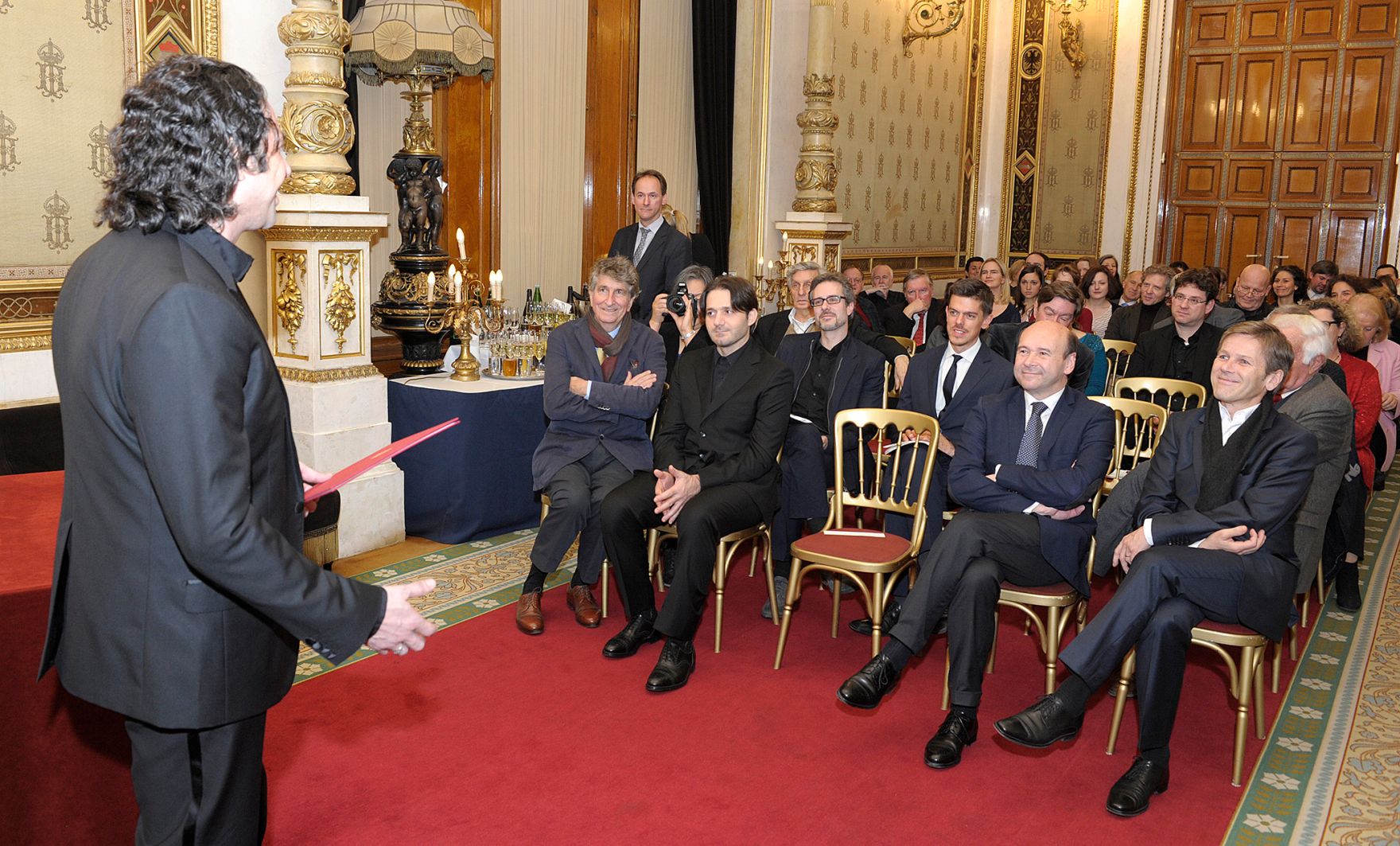 Am 3. Dezember 2014 &uuml;berreichte Kunst- und Kulturminister Josef Ostermayer die Urkunde, mit der S&auml;nger Ildebrando D&rsquo;Arcangelo (l.) der Berufstitel Kammers&auml;nger verliehen wurde.