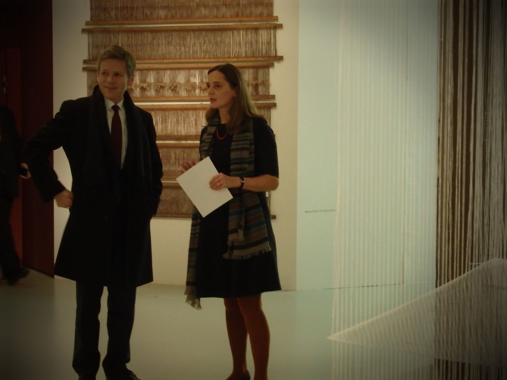 Am 3. Dezember 2014 fand die Vergabe des Museumspreises 2014 in der Marktgemeinde Haslach in Ober&ouml;sterreich statt. Im Bild Kunst- und Kulturminister Josef Ostermayer (l.) mit Christine Leitner (r.) vom Weberei Museum Haslach.