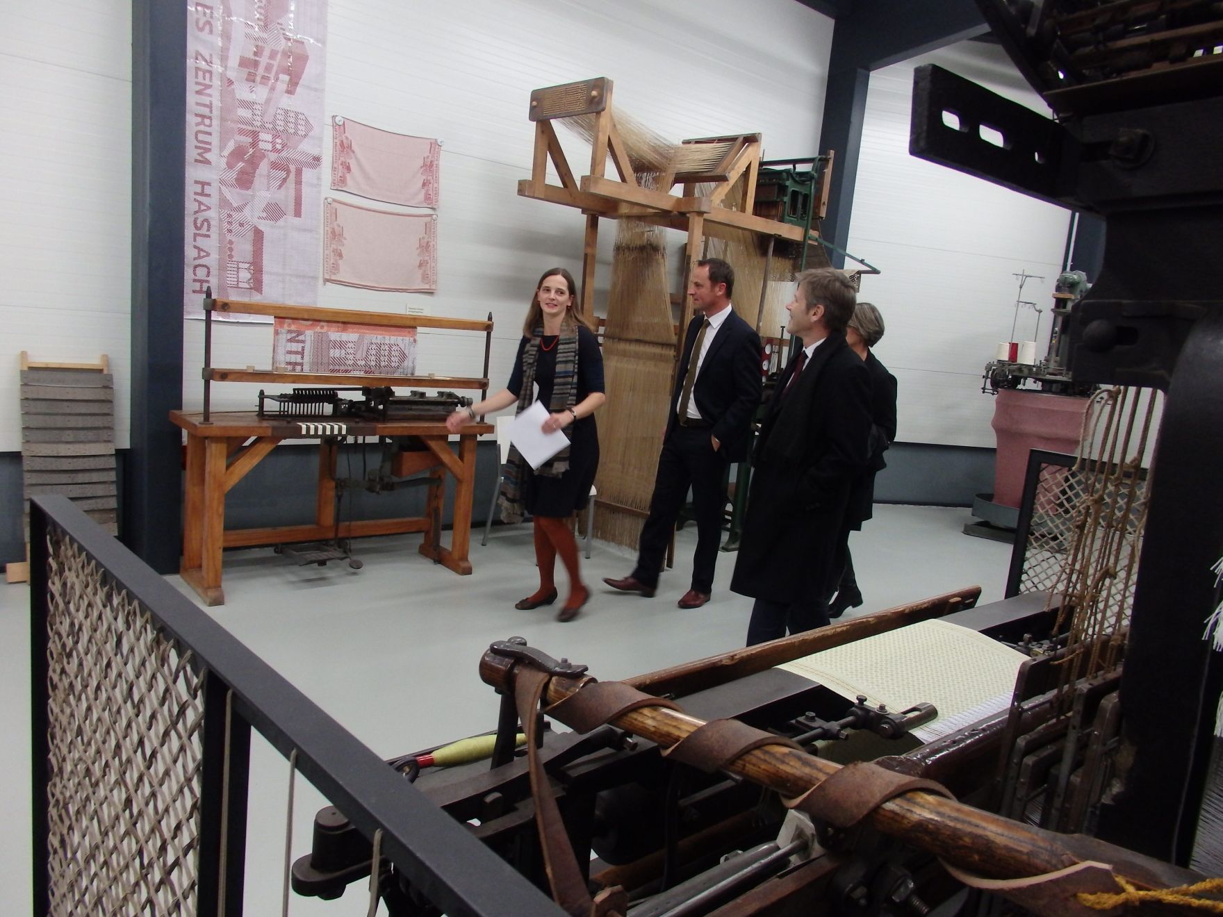 Am 3. Dezember 2014 fand die Vergabe des Museumspreises 2014 in der Marktgemeinde Haslach in Ober&ouml;sterreich statt. Im Bild Kunst- und Kulturminister Josef Ostermayer (r.) mit dem B&uuml;rgermeister von Haslach Dominik Reisinger (m.) und Christine Leitner (l.) vom Weberei Museum Haslach.