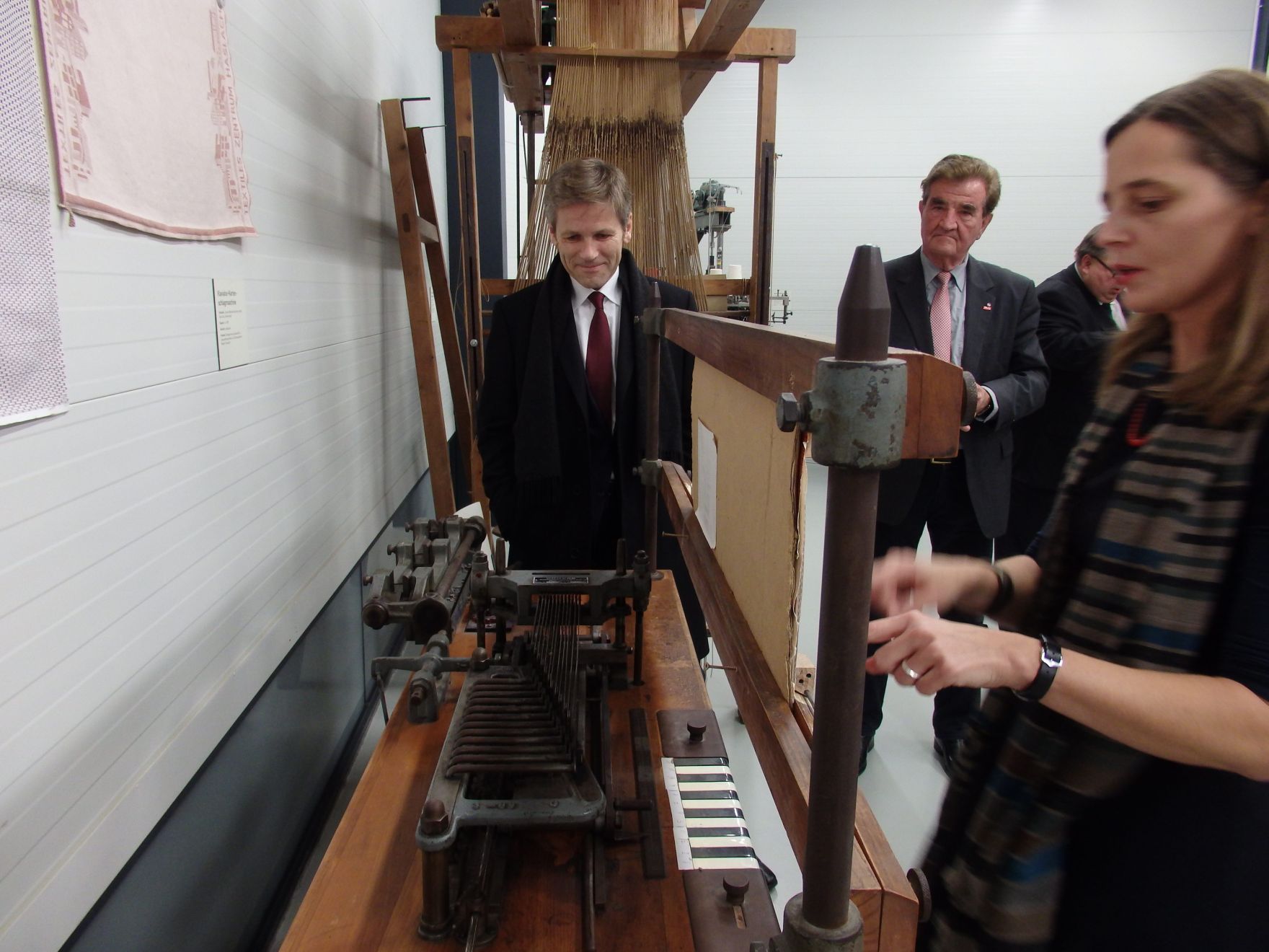 Am 3. Dezember 2014 fand die Vergabe des Museumspreises 2014 in der Marktgemeinde Haslach in Ober&ouml;sterreich statt. Im Bild Kunst- und Kulturminister Josef Ostermayer (l.) mit Christine Leitner (r.) vom Weberei Museum Haslach.