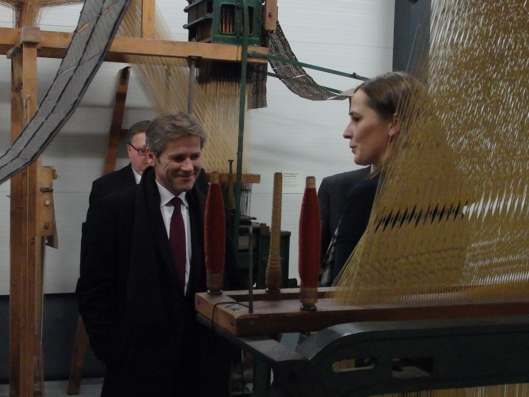 Am 3. Dezember 2014 fand die Vergabe des Museumspreises 2014 in der Marktgemeinde Haslach in Ober&ouml;sterreich statt. Im Bild Kunst- und Kulturminister Josef Ostermayer (l.) mit Christine Leitner (r.) vom Weberei Museum Haslach.