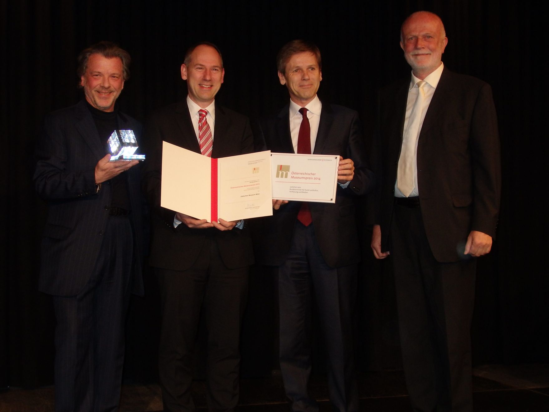 Am 3. Dezember 2014 fand die Vergabe des Museumspreises 2014 in der Marktgemeinde Haslach in Ober&ouml;sterreich statt. Im Bild Kunst- und Kulturminister Josef Ostermayer (m.r.) mit Sektionschef Michael P. Franz (l.) und den Gewinnern aus dem J&uuml;dischen Museum Wien.
