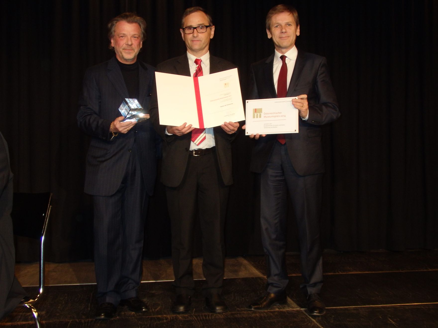 Am 3. Dezember 2014 fand die Vergabe des Museumspreises 2014 in der Marktgemeinde Haslach in Ober&ouml;sterreich statt. Im Bild Kunst- und Kulturminister Josef Ostermayer (r.) mit Sektionschef Michael P. Franz (l.) und dem Gewinner aus dem &bdquo;Stollen der Erinnerung&ldquo; in Steyr.