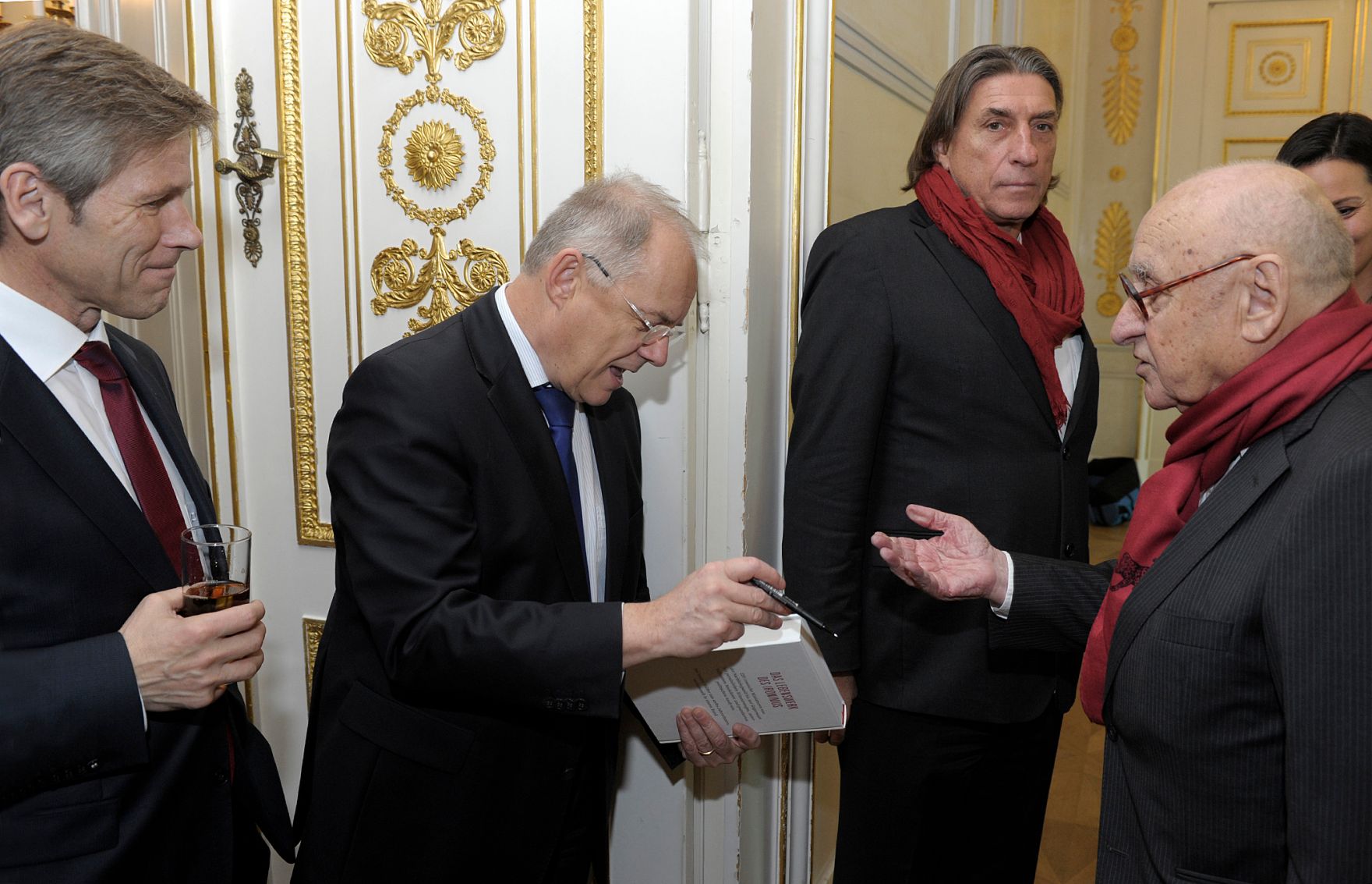 Am 5. Dezember 2014 sprach Kunst- und Kulturminister Josef Ostermayer (l.) Gru&szlig;worte bei der Buchpr&auml;sentation &quot;Ironimus. Das Wunder &Ouml;sterreich &ndash; Geschichten &amp; Karikaturen aus 60 Jahren&ldquo; von Gustav Peichl (r.). Im Bild mit Manfred Matzka (2.v.l.), Sektionschef im Bundeskanzleramt und Filmproduzenten Norbert Blecha (2.v.r.).